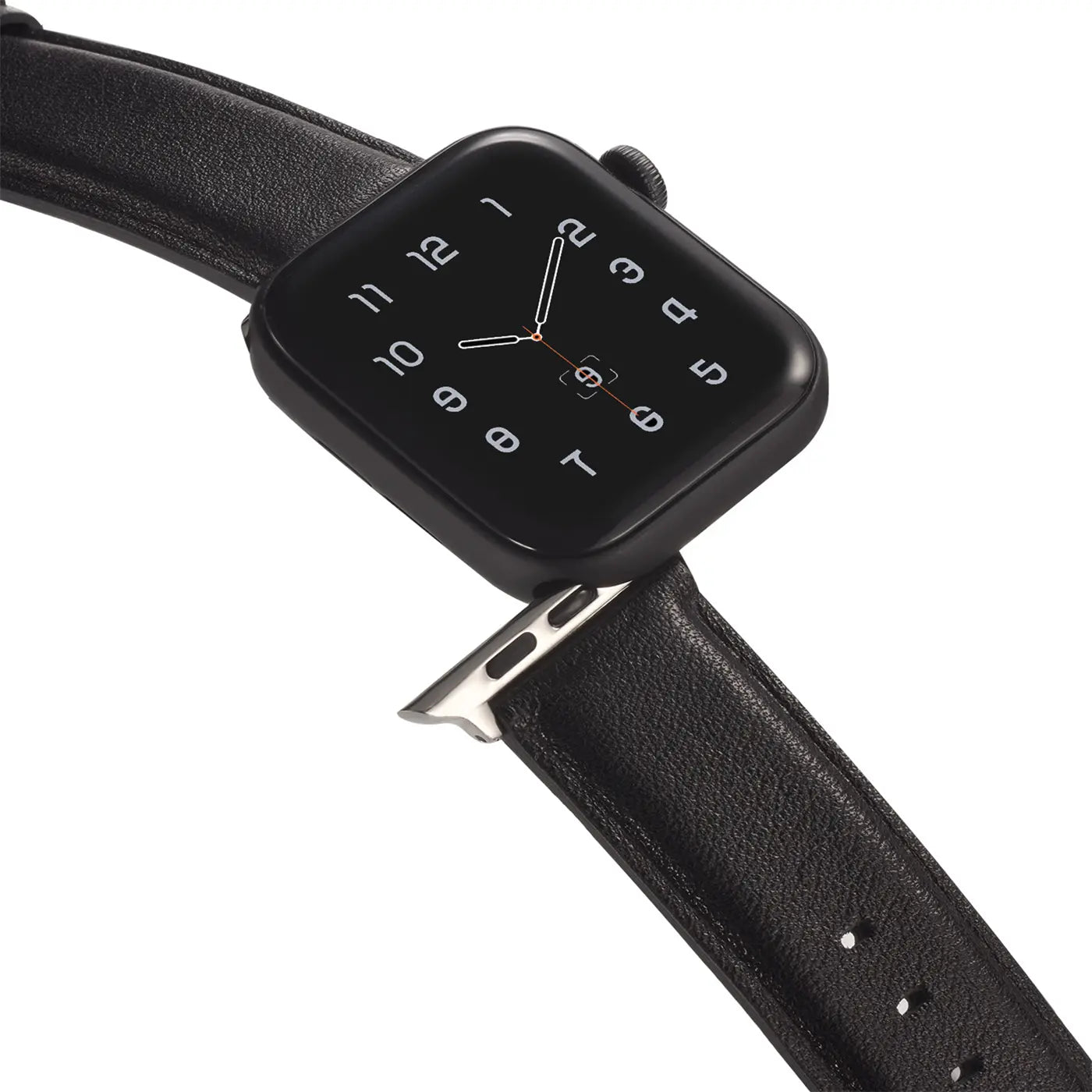 Schwarzes Lederarmband mit silbernem Anschluss an einer schwarzen Apple Watch, von oben links gesehen.