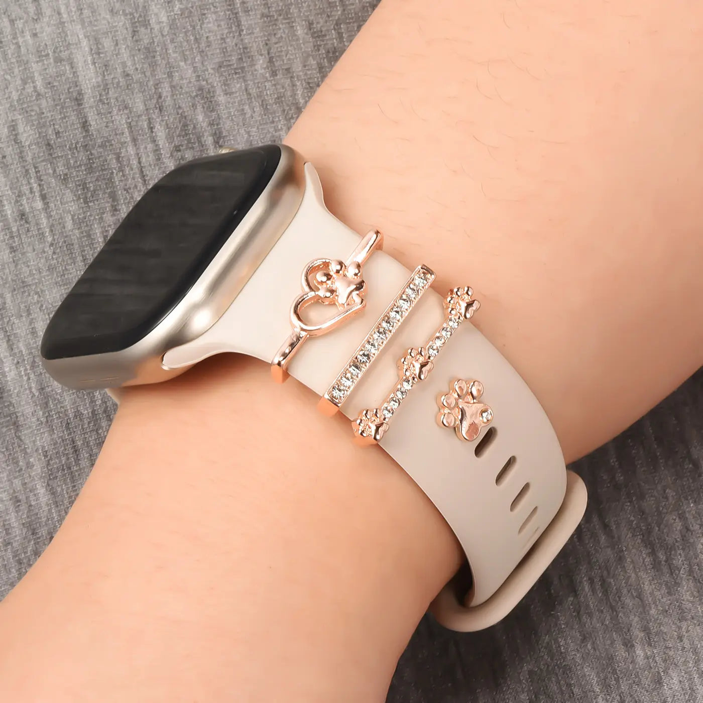 Smartwatch-Armband beige, mit roséfarbenen Charms (Herz, Pfote, Knochen) und Strass.