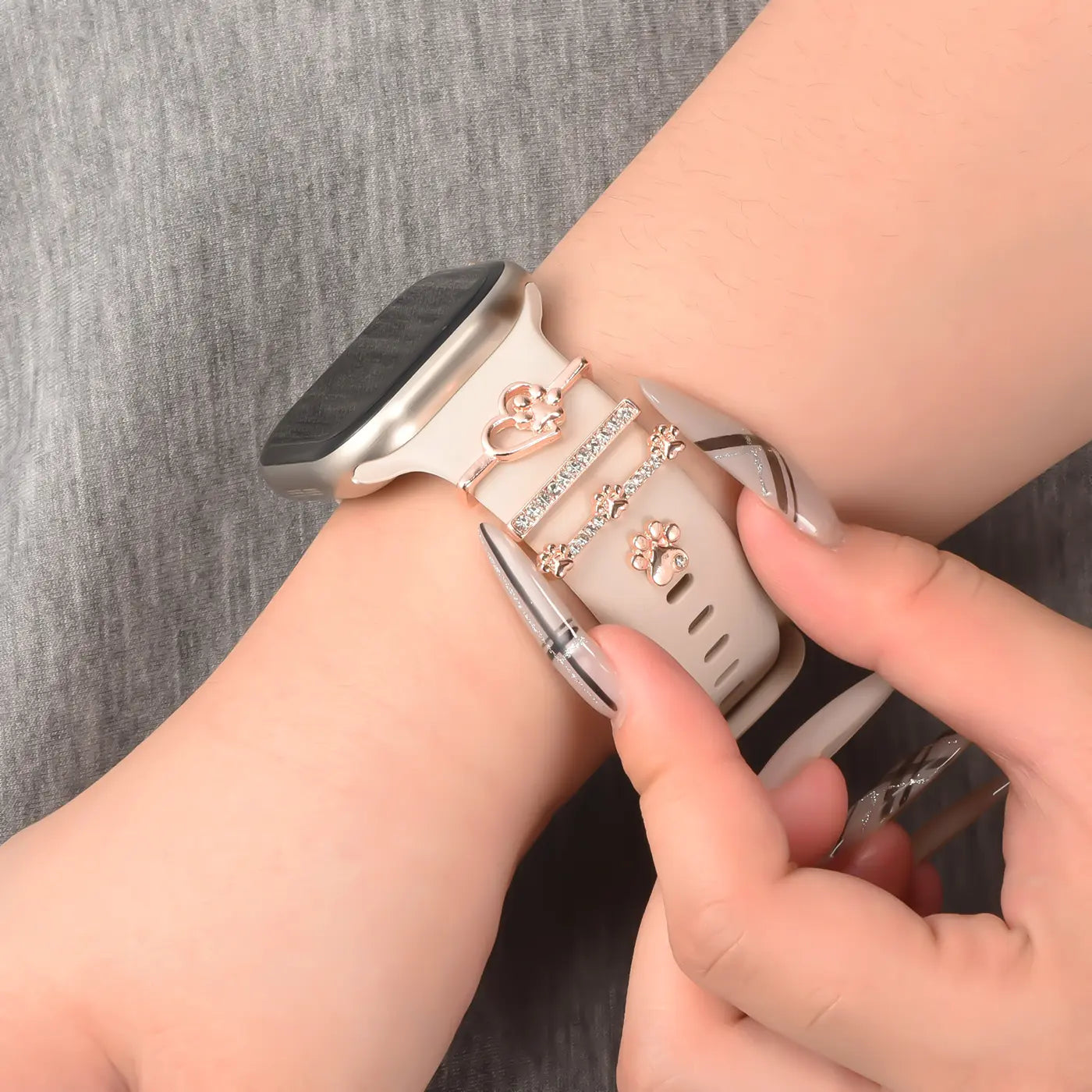 Smartwatch-Armband beige mit roségoldenen Charms (Herz, Pfote), Nahaufnahme