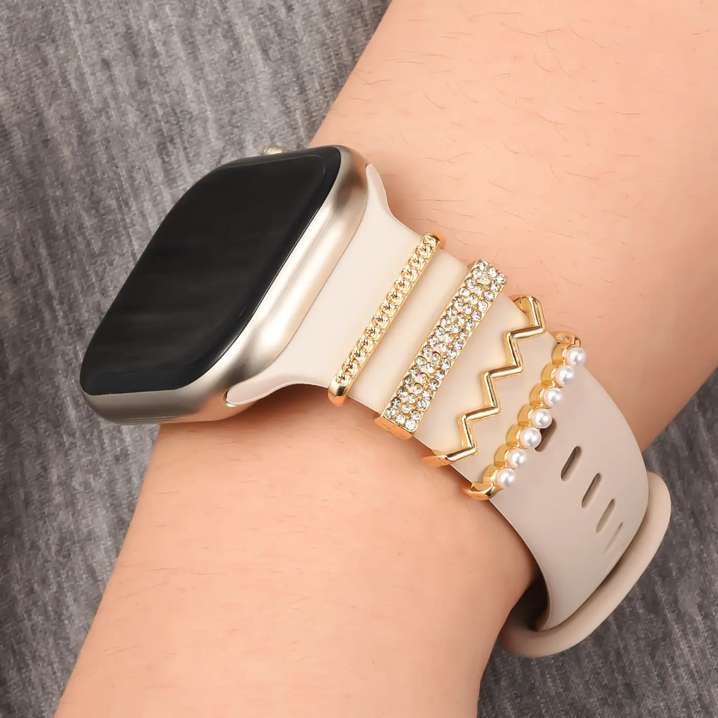 Smartwatch-Armband beige Silikon mit goldenen Charms: Perlen, Zickzack, Strass.
