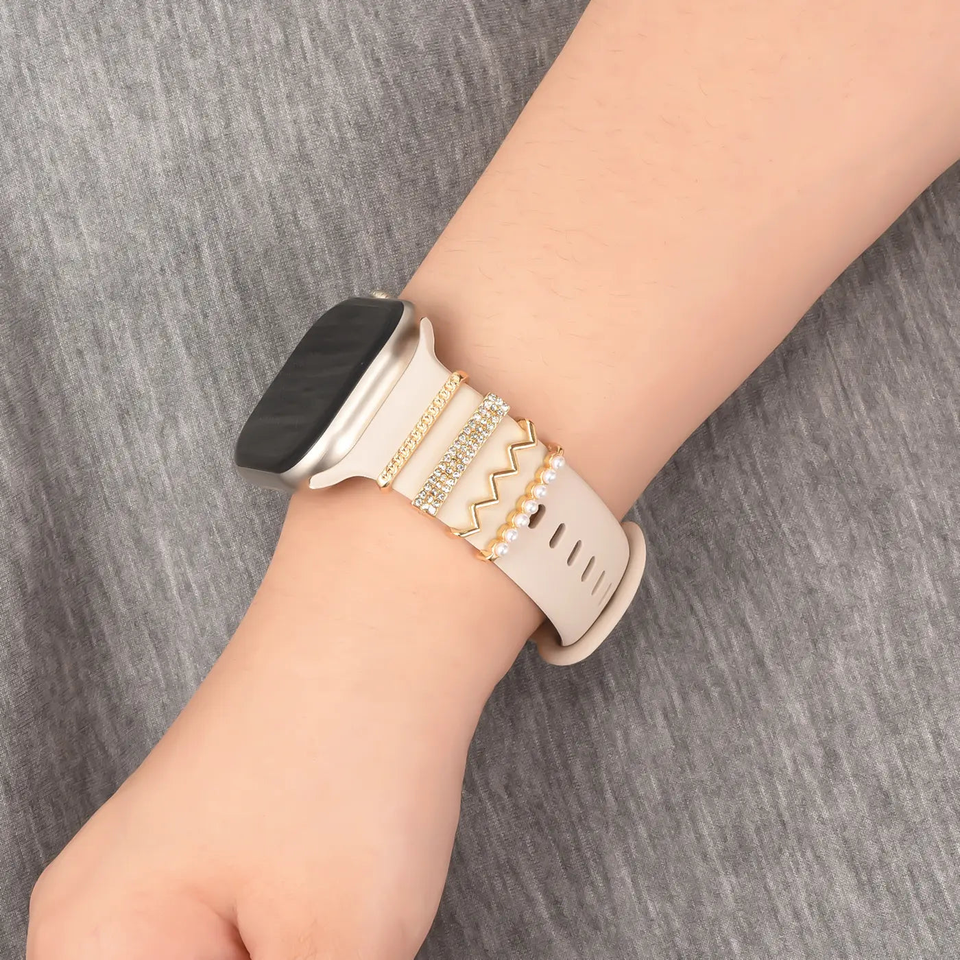 Beige Smartwatch-Armband mit Charms aus Perlen und Strass, von vorne.
