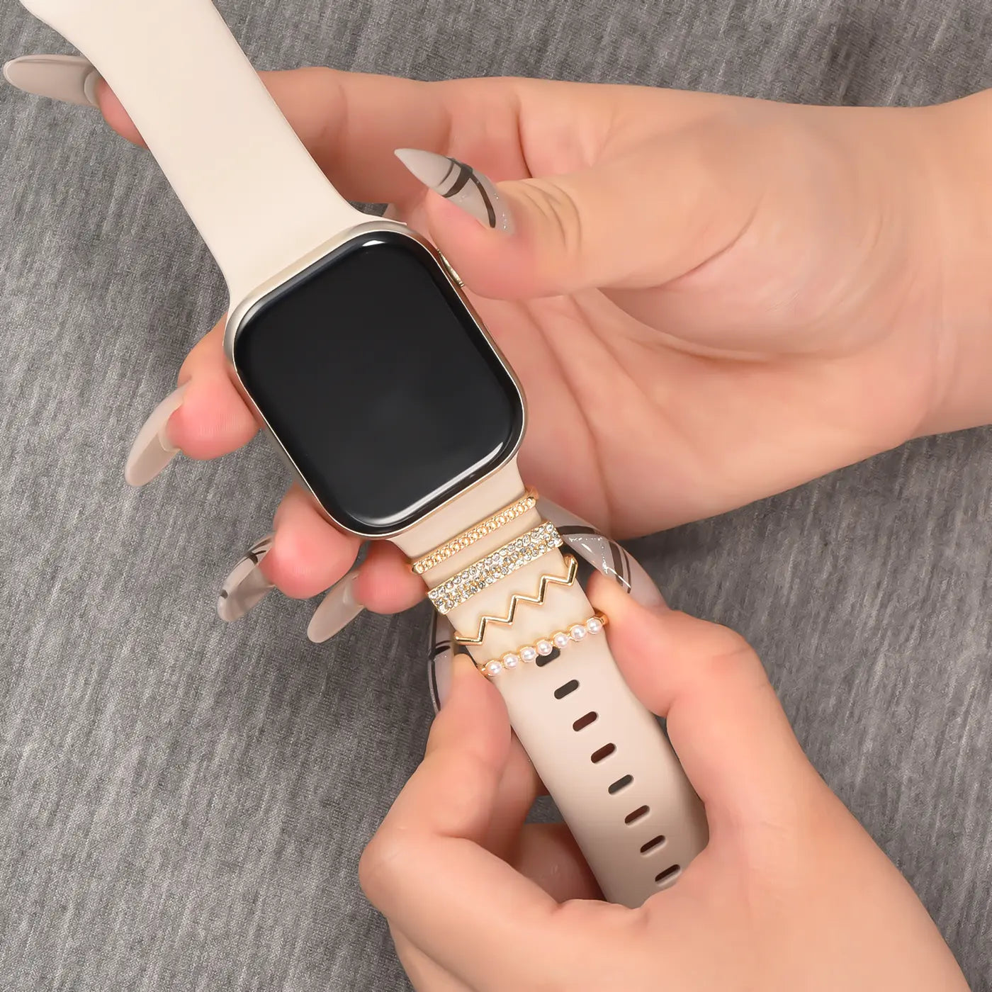 Goldene Smartwatch-Armband-Charms mit Perlen und Zirkonia, Nahaufnahme.