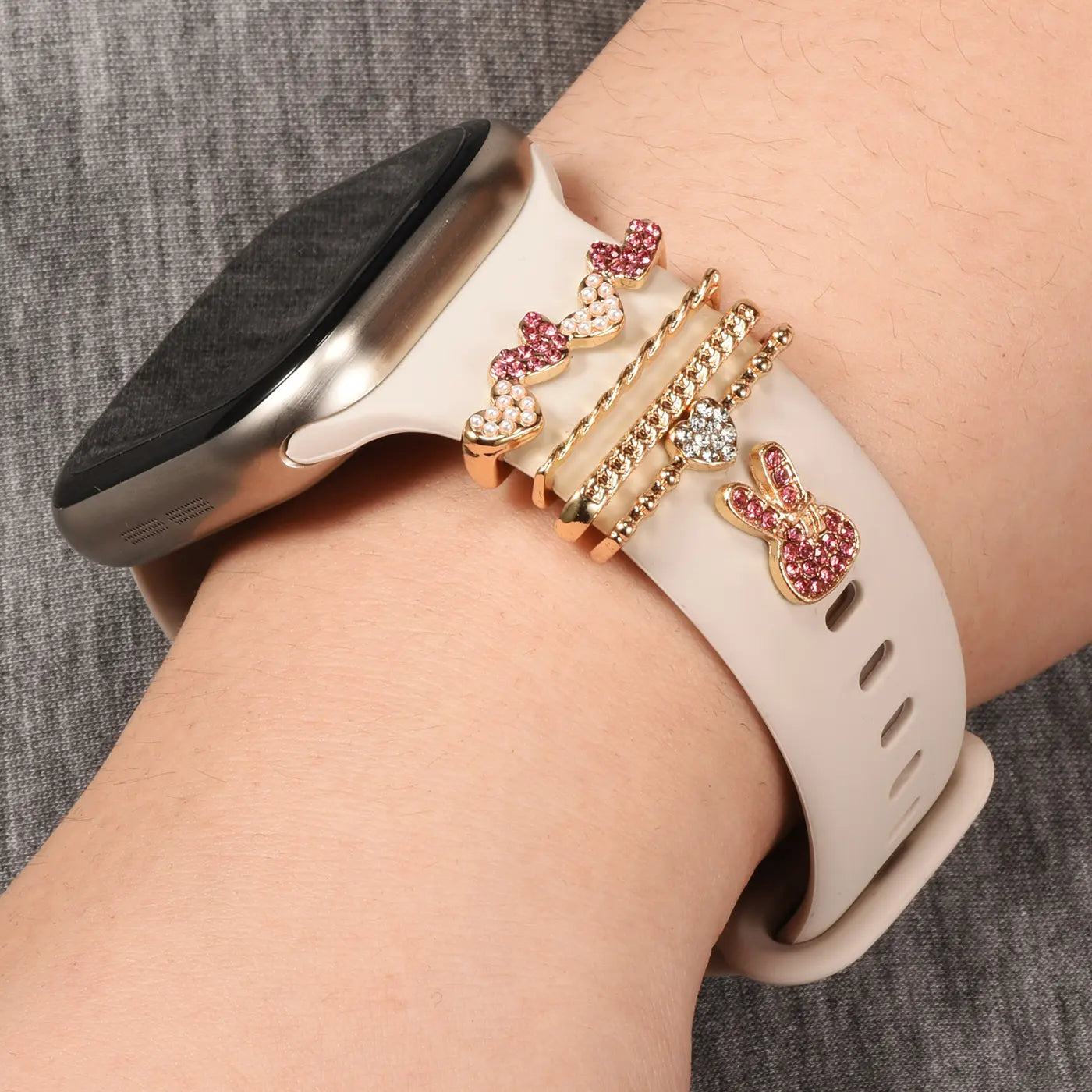Smartwatch-Armband mit goldenen Charms: Herzen, Kette, Hase. Beige Silikon.