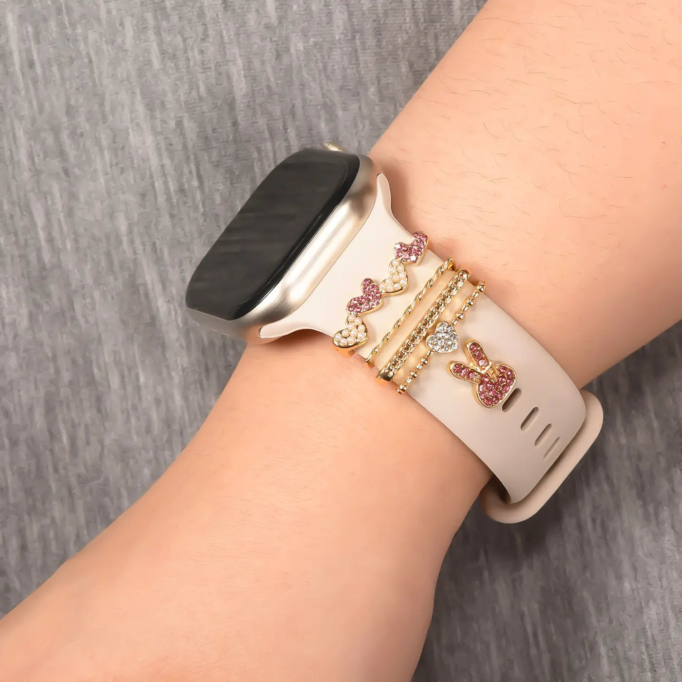 Smartwatch-Armband beige mit Herz- und Hasen-Charms aus Metall und Strass, Nahaufnahme