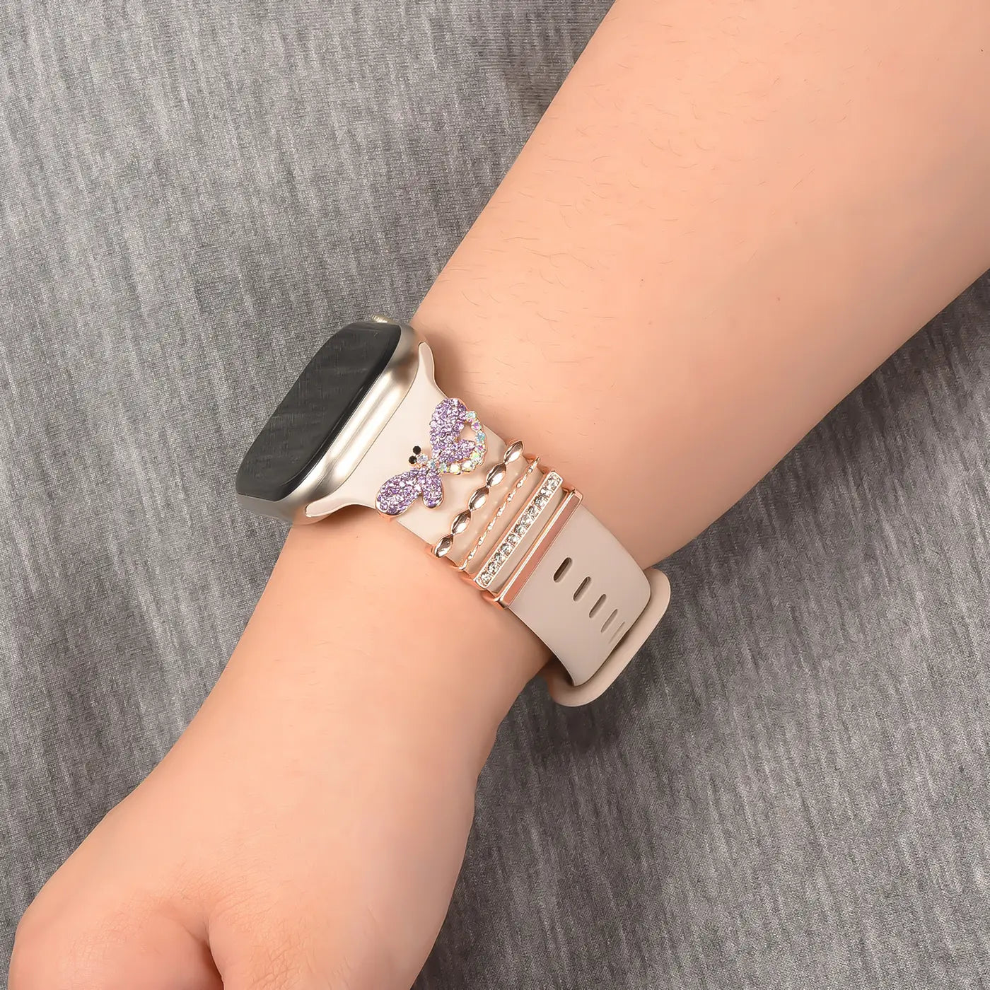 Smartwatch-Armband beige, mit lila Schmetterlings-Charm und Ringen, von vorn