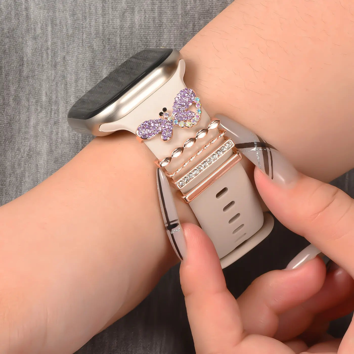 Smartwatch-Armband mit lila Schmetterlings-Charm, Schmuckringe, Nahaufnahme