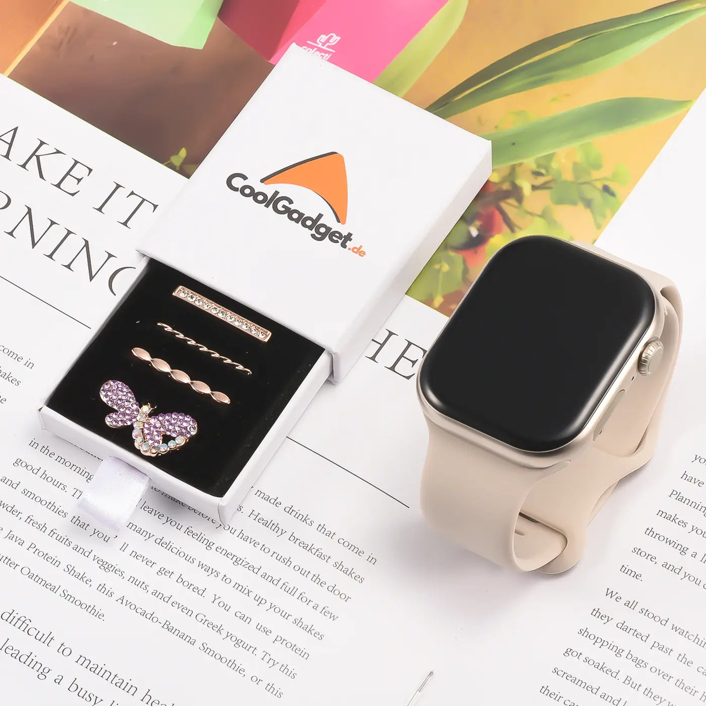 Smartwatch-Armbandschmuck mit lila Schmetterlings-Charm, aus Metall, Nahaufnahme.