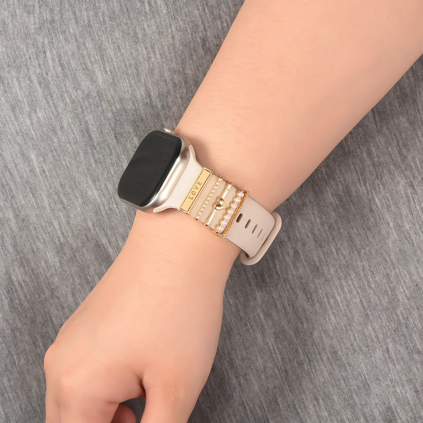 Smartwatch-Armband mit Perlen und "LOVE"-Charm, beige, aus Metall und Kunstperlen, von vorne.