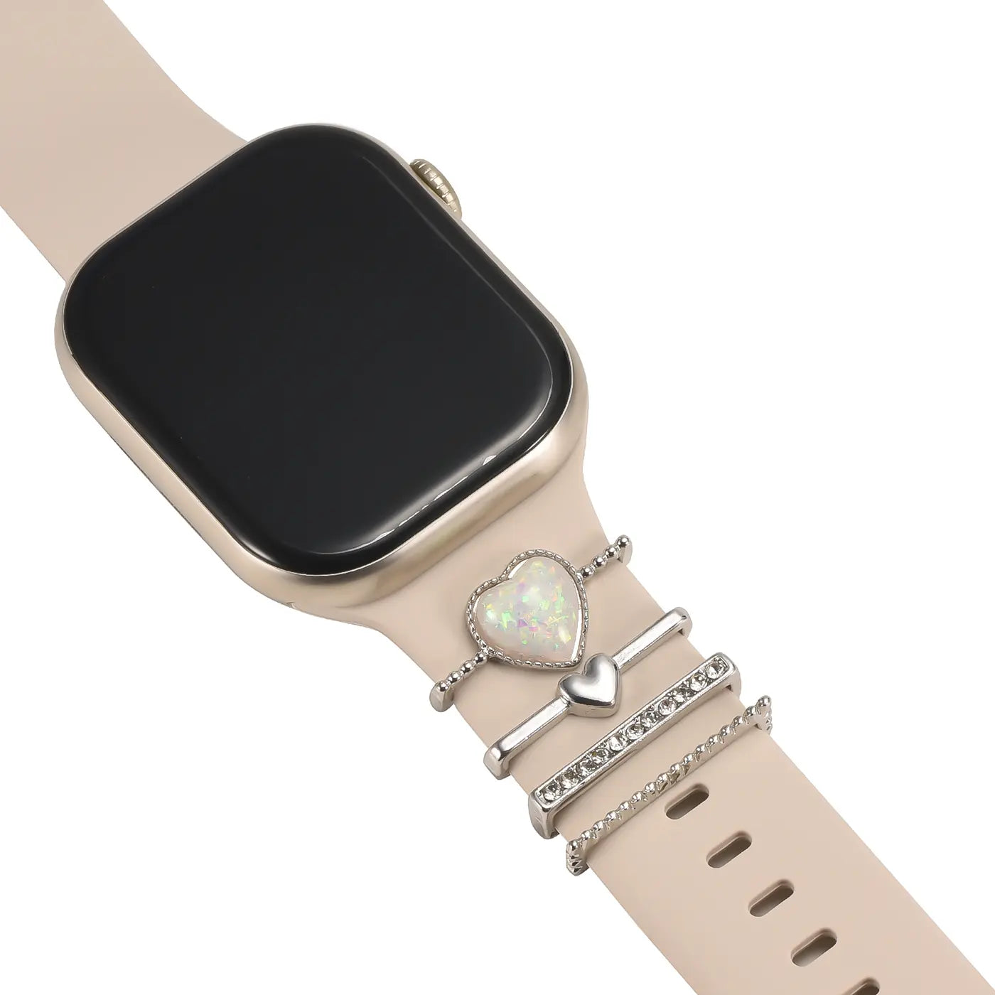 Beige Smartwatch-Armband mit silbernen Charms: Herz, Herzen, Strass. Nahaufnahme.