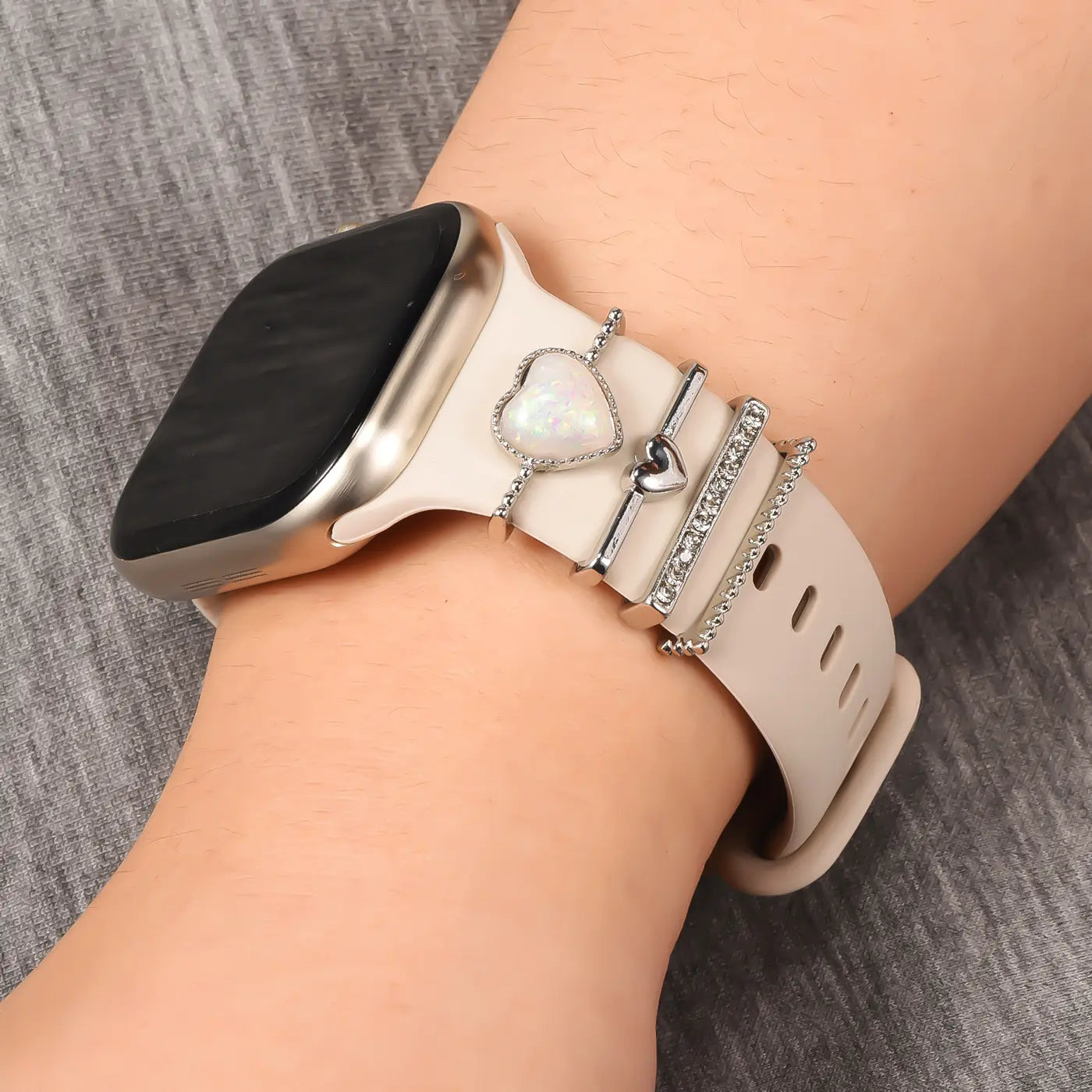Beige Smartwatch-Armband mit Herz-Charms und Strasssteinen, Nahaufnahme