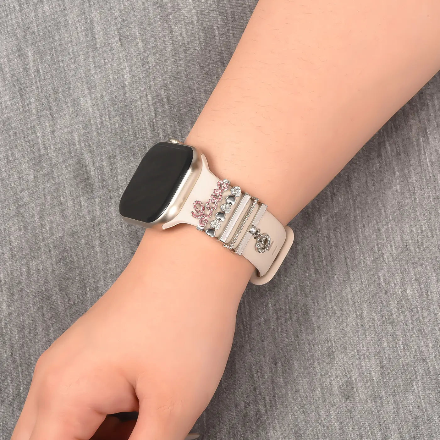 Helles Smartwatch-Armband mit Blumen-Charms, seitliche Ansicht.