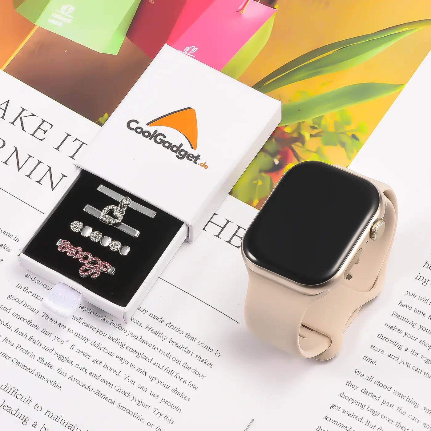 Smartwatch-Armbandschmuck mit Herz- und Schriftzug-Charms, silberfarben, rosa, auf einem hellen Armband.