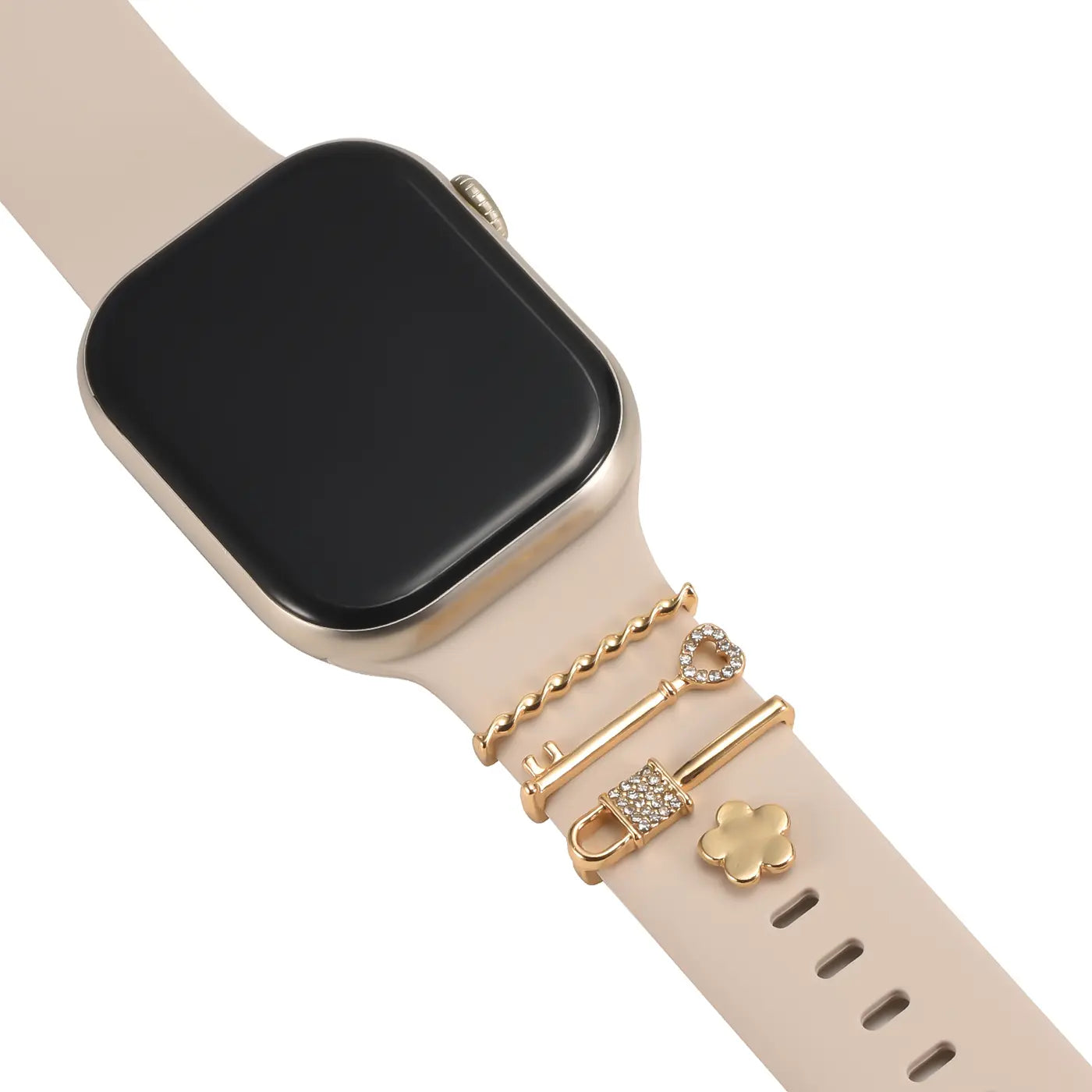 Goldfarbener Smartwatch-Schmuck mit Schlüssel-, Herz-, Schloss- und Blumen-Charms an hellem Band.