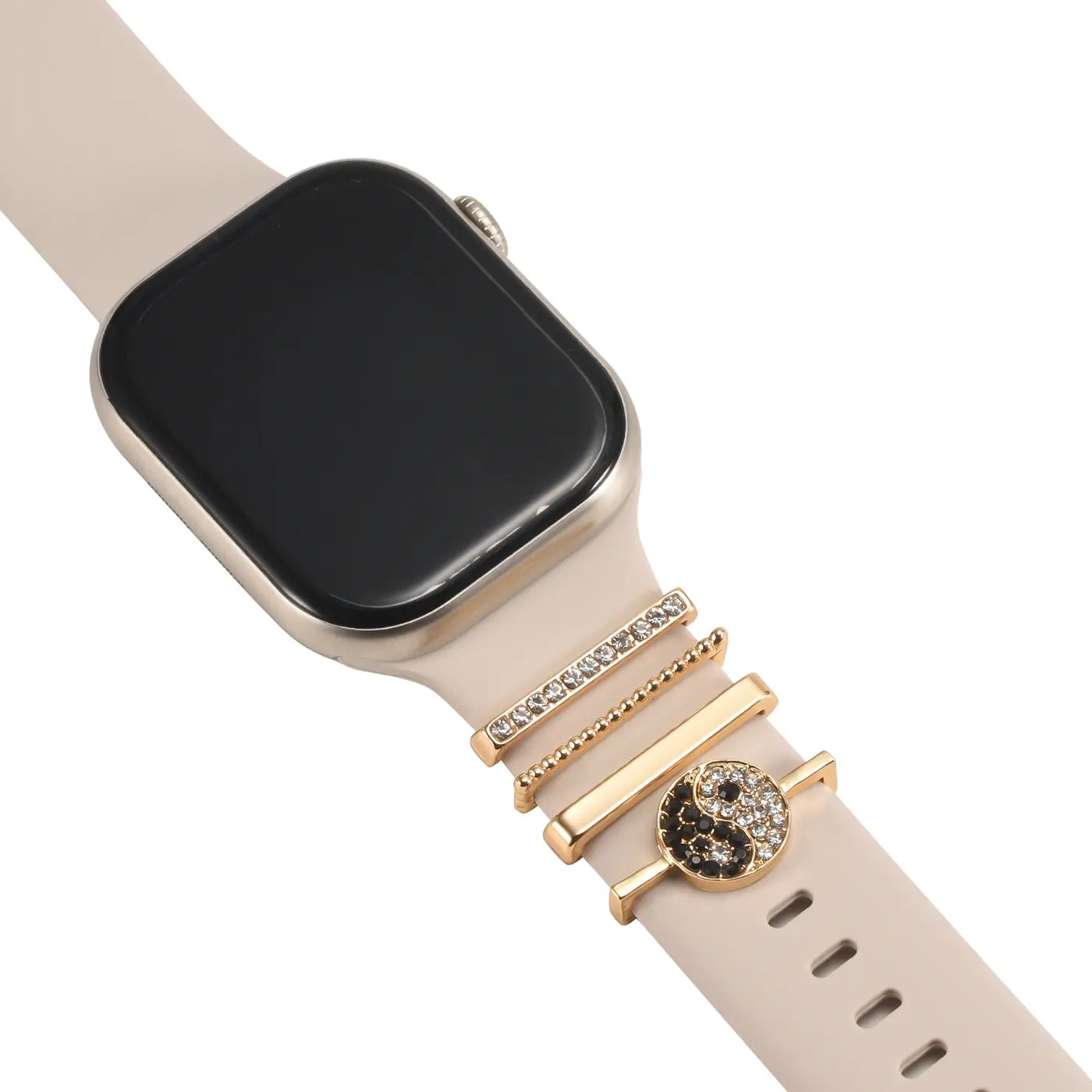 Goldfarbene Smartwatch-Armband-Charms mit Yin-Yang-Symbol, auf hellem Band, Nahaufnahme.