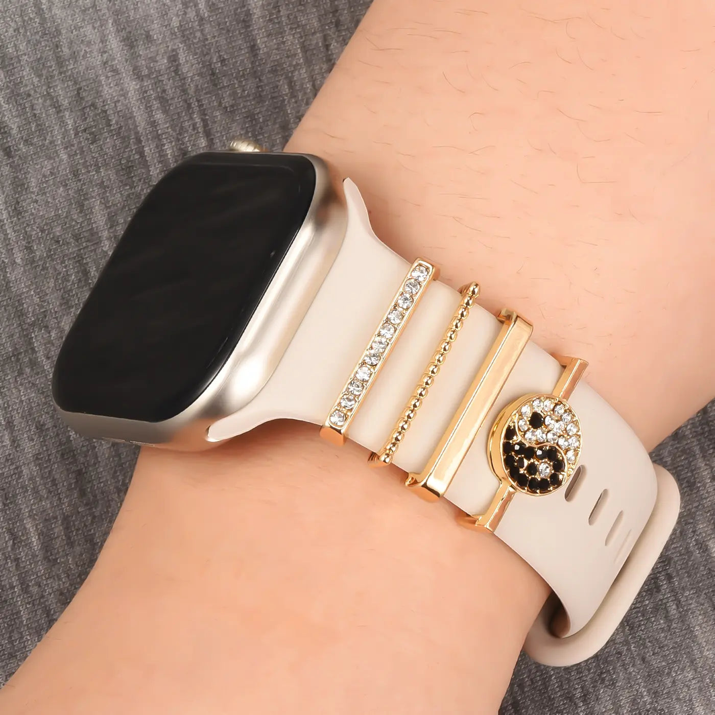 Smartwatch-Armband beige, mit goldenen Charms, Yin-Yang-Symbol, von vorne