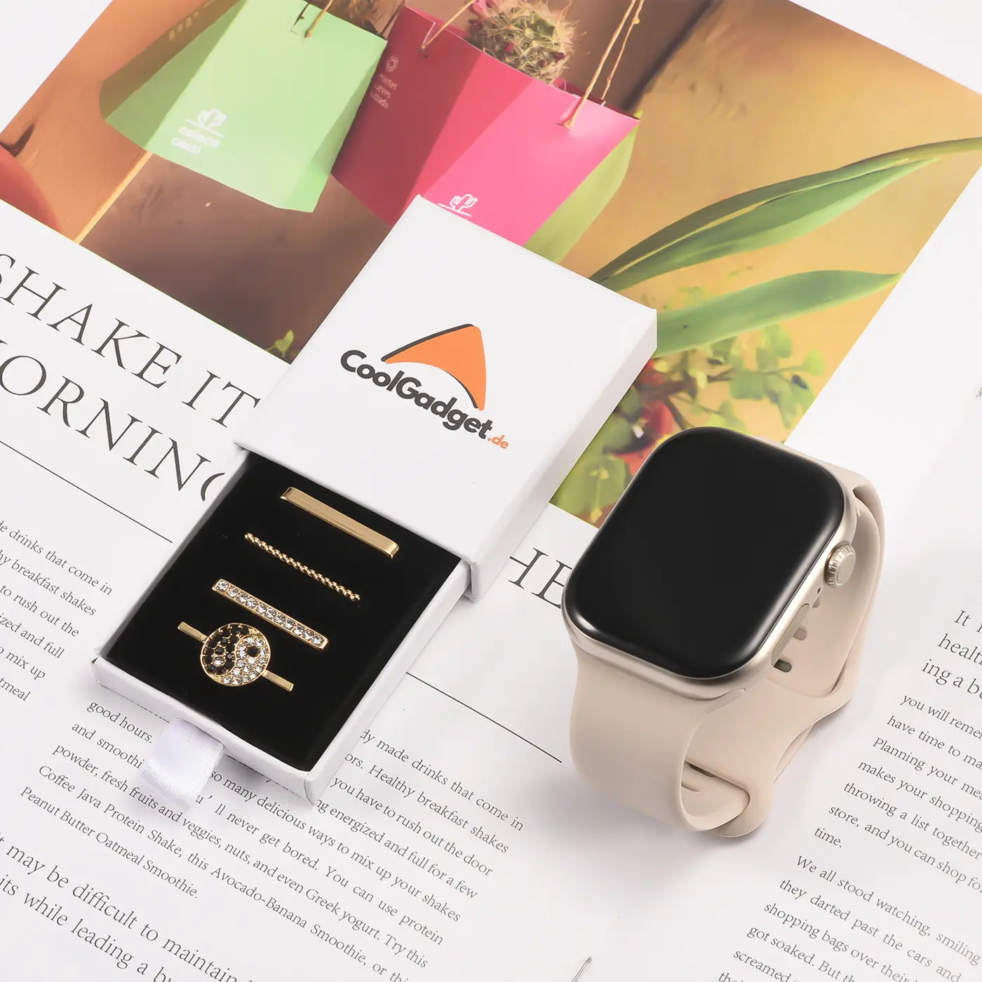 Goldener Smartwatch-Schmuck mit Yin-Yang-Charm, beige Armband, von oben gesehen.