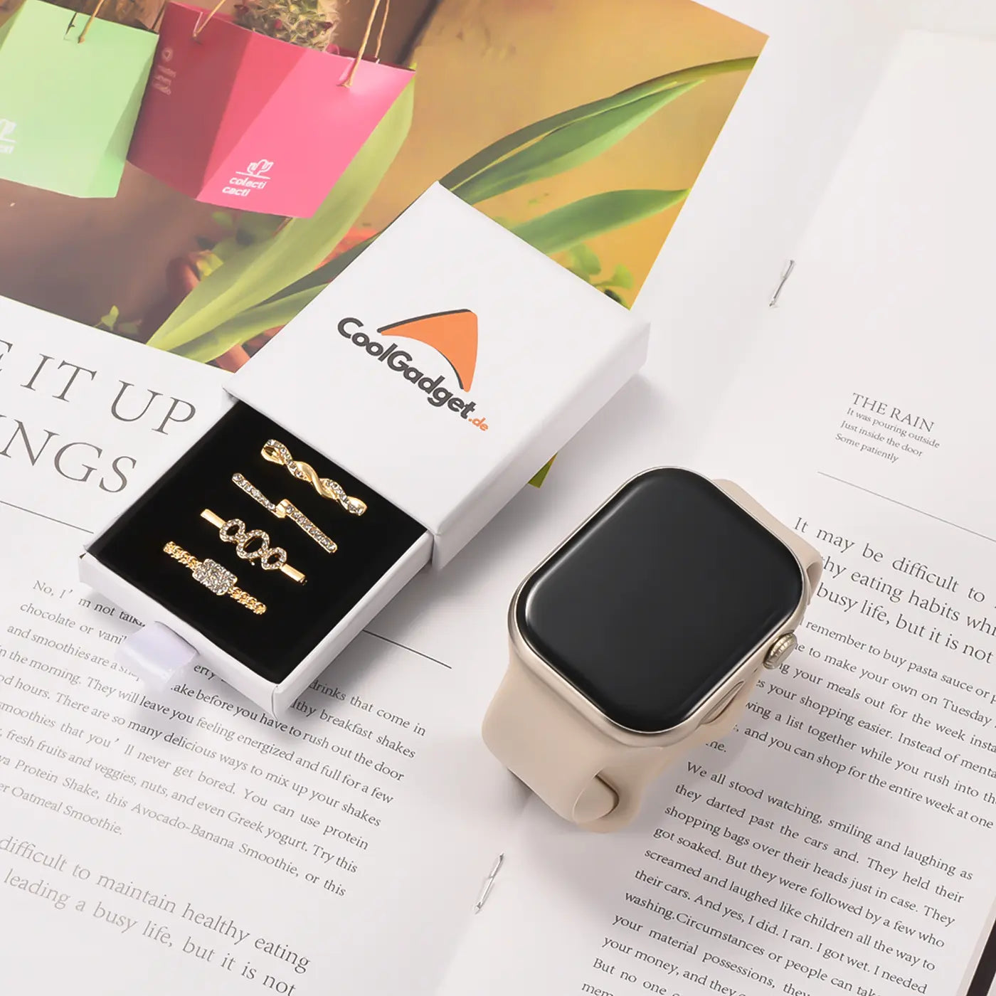 Goldene Smartwatch-Charms in Schachtel, beige Smartwatch, Draufsicht