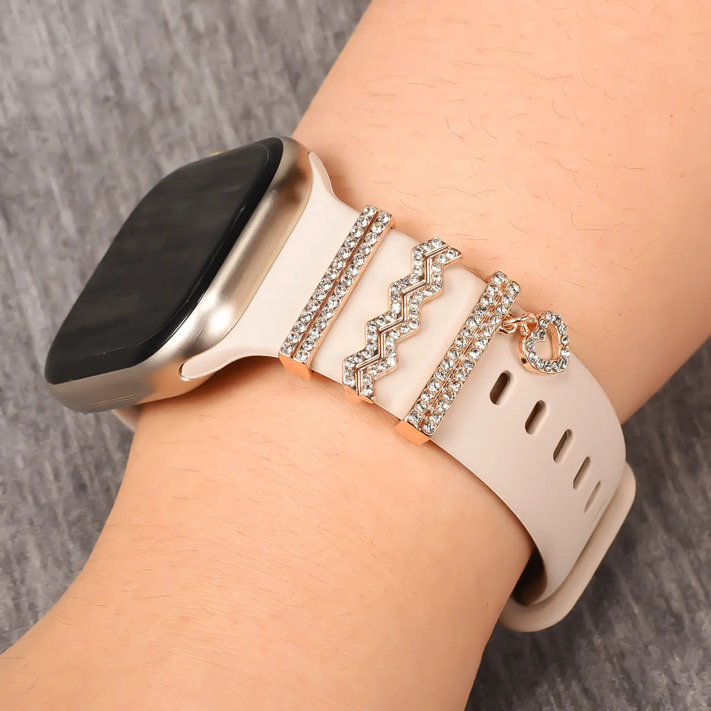 Beiger Smartwatch-Armband mit Strass-Charms, Nahaufnahme, Herz-Anhänger
