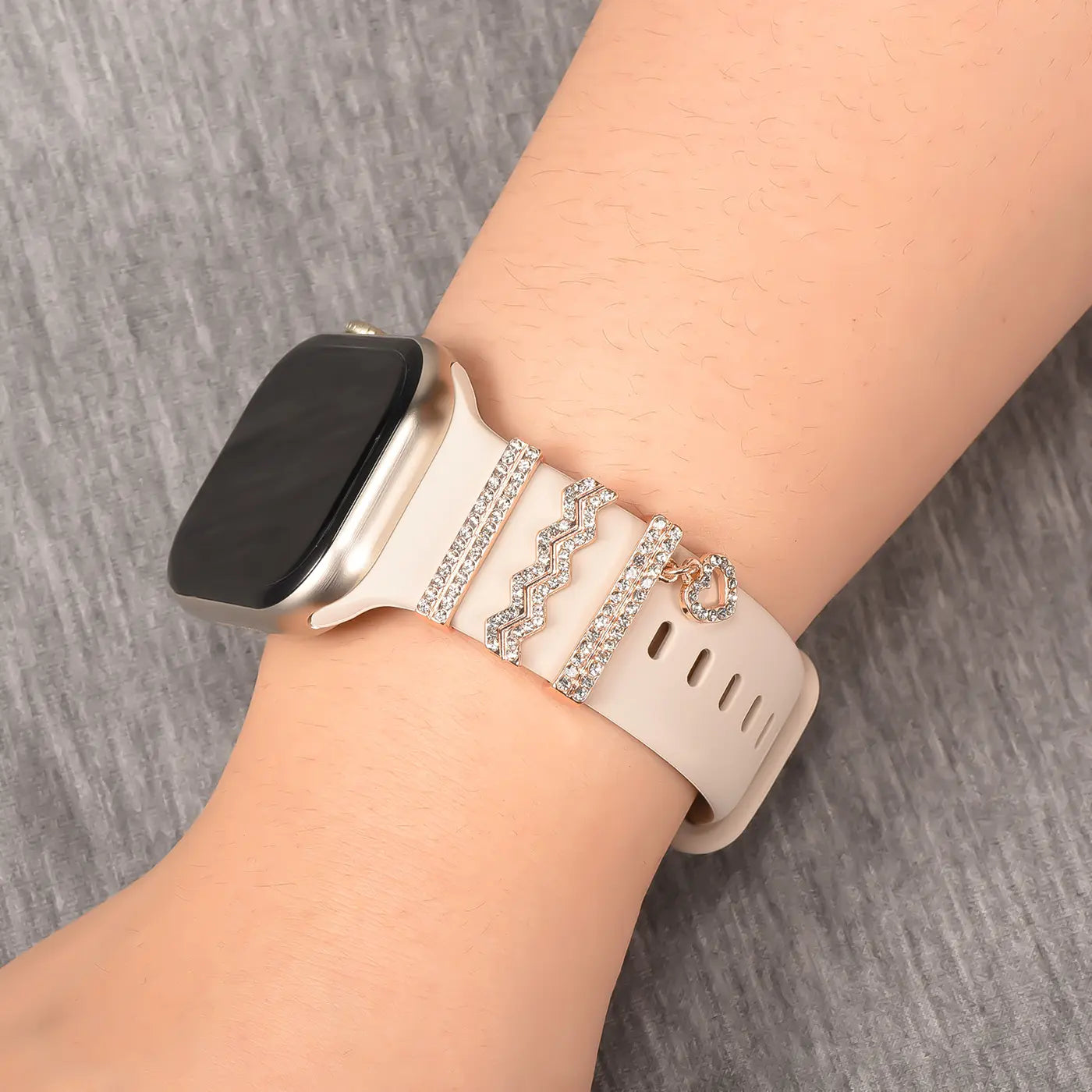 Beige Smartwatch-Armband aus Silikon mit Strass-Charms, von vorne gesehen.