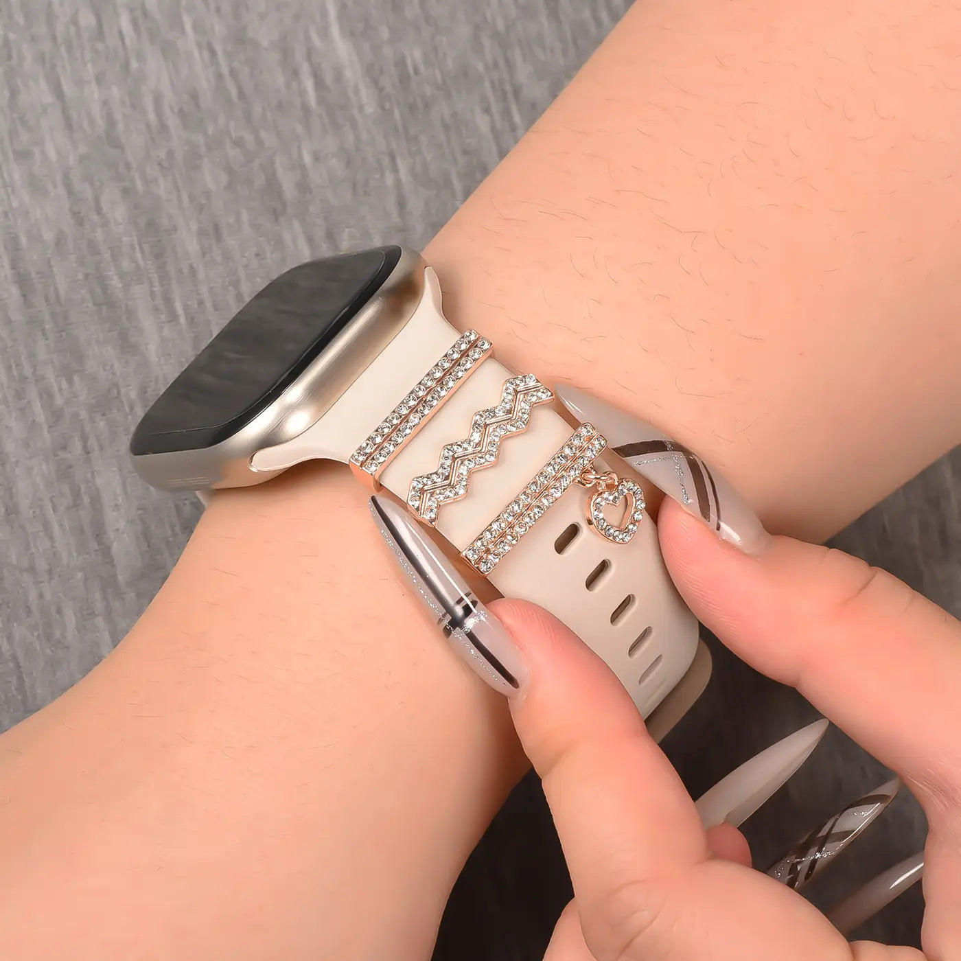 Beige Smartwatch-Armband mit Strass-Charms, Nahaufnahme von der Seite.