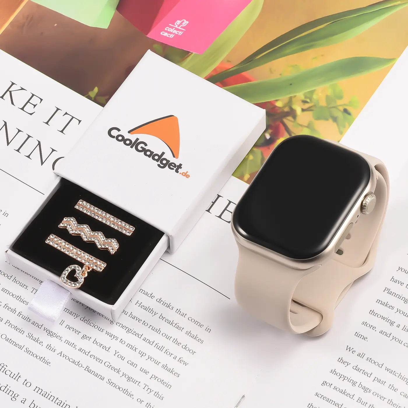 Smartwatch-Armbandschmuck aus Metall mit Steinen, Herz-Anhänger, neben Smartwatch
