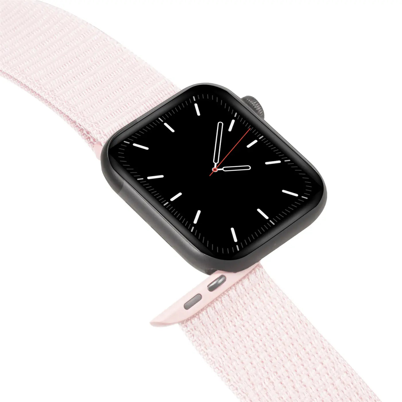 Apple Watch mit schwarzem Gehäuse und hellrosa Nylon-Fitnessarmband, schräg von oben auf weißem Hintergrund.
