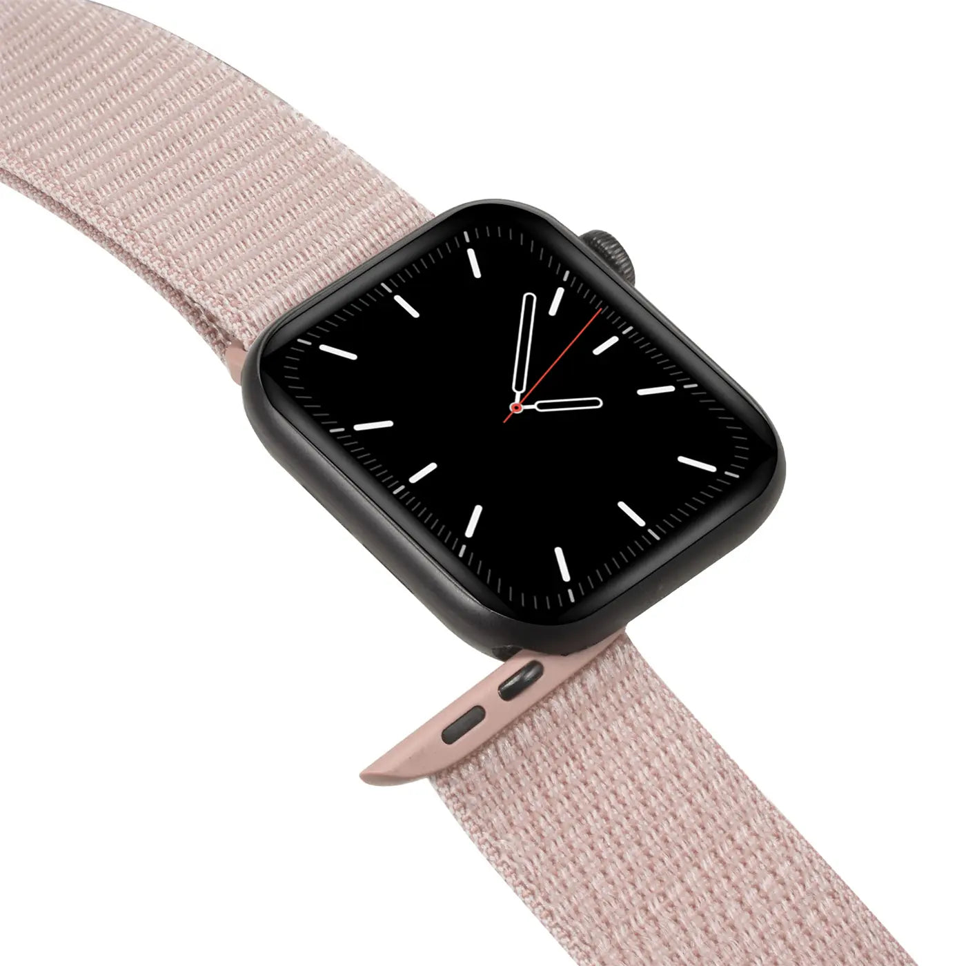 Apple Watch mit schwarzem Gehäuse und rosafarbenem Nylon-Fitnessarmband, schräg von oben auf weißem Hintergrund.
