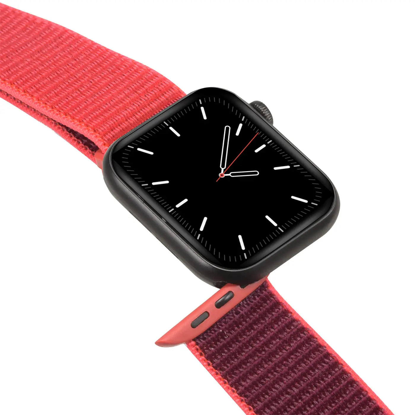 Rote Nylon-Fitnessarmband an einer schwarzen Apple Watch, schräg von oben auf weißem Hintergrund.