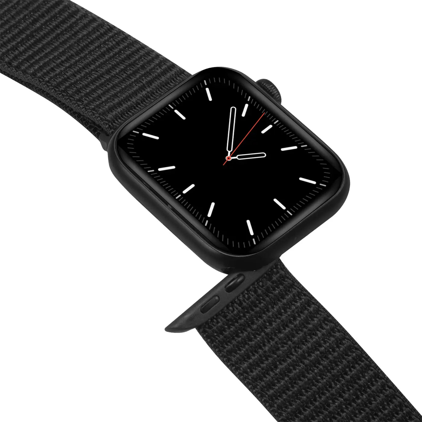 Schwarzes Nylon-Fitnessarmband an einer schwarzen Apple Watch, schräg von oben fotografiert.