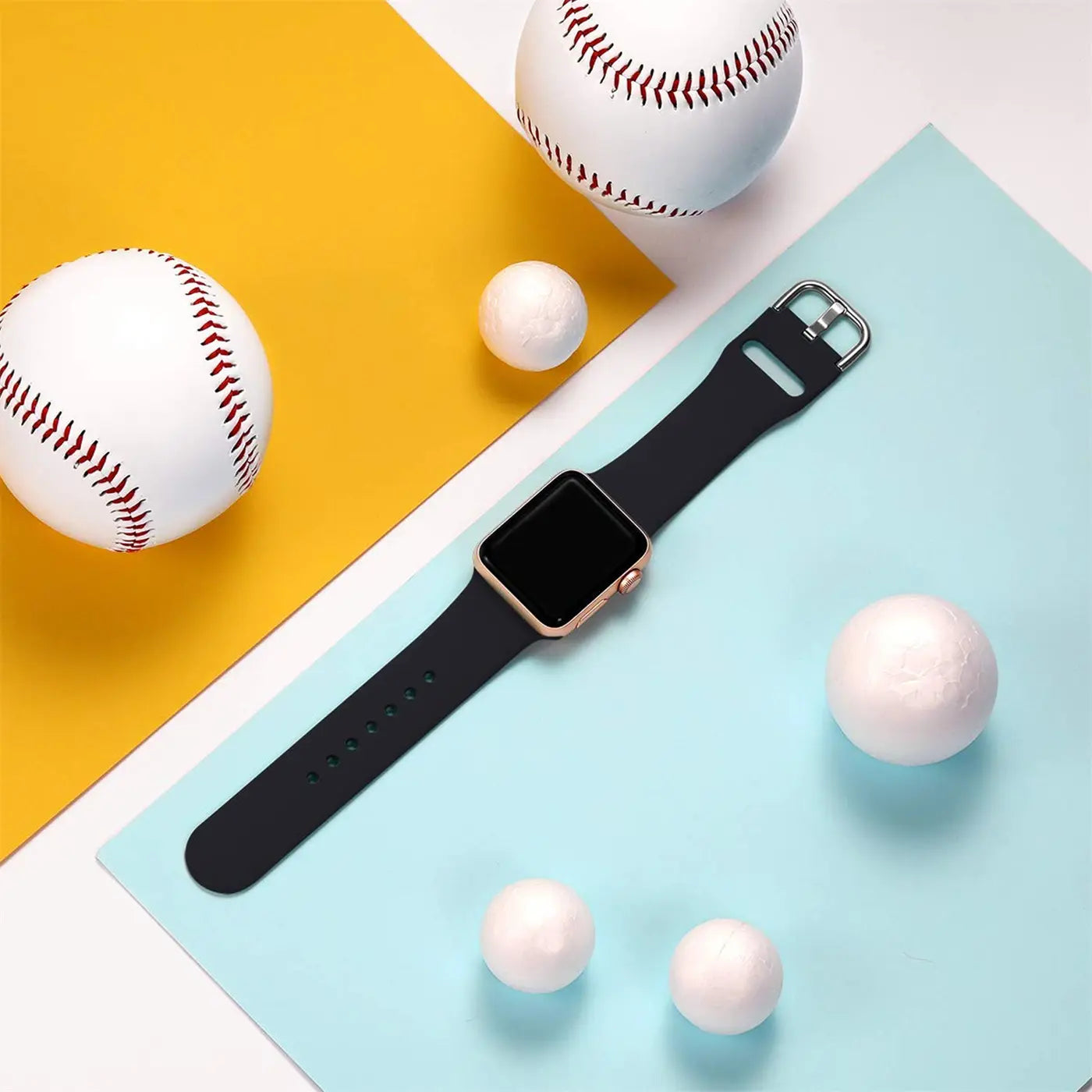 Dunkelblaues TPU-Fitnessarmband für Apple Watch mit roségoldenem Gehäuse, schräg von oben auf gelb-blauem Grund.
