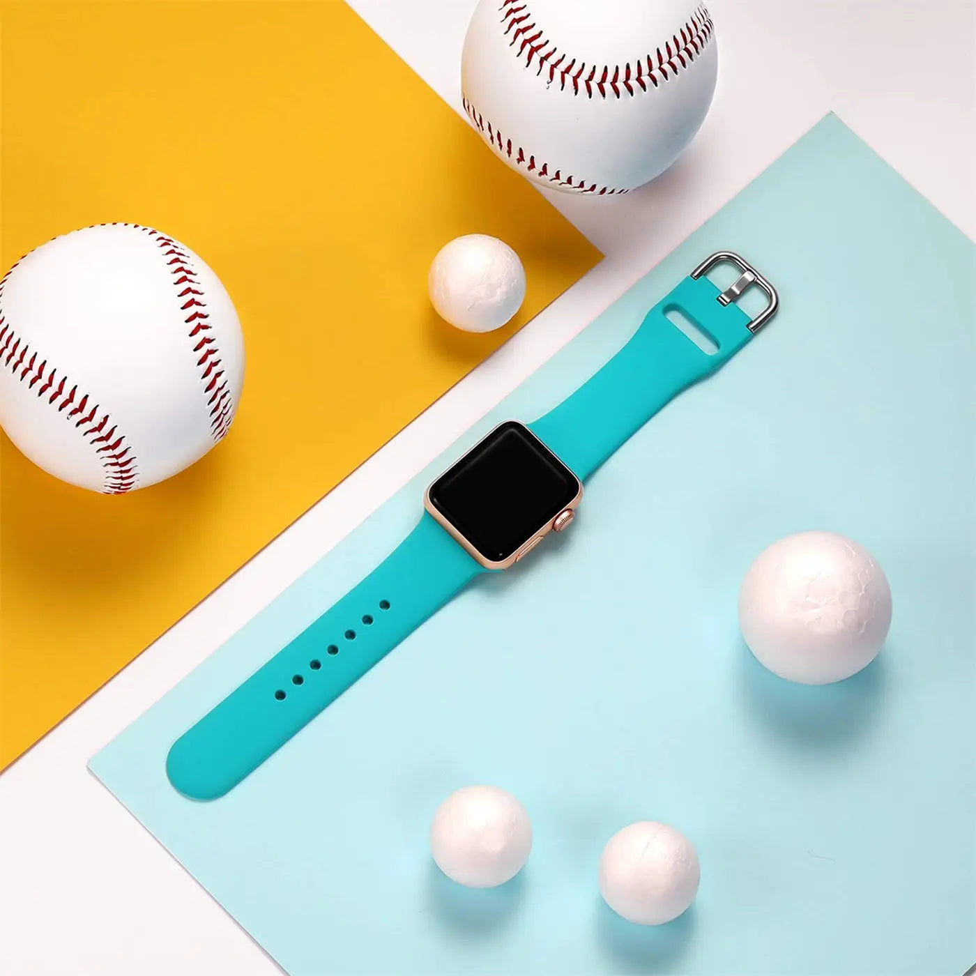 Türkisblaues TPU-Fitnessarmband für Apple Watch, mit silberner Schnalle, von oben auf gelb-blauem Hintergrund.