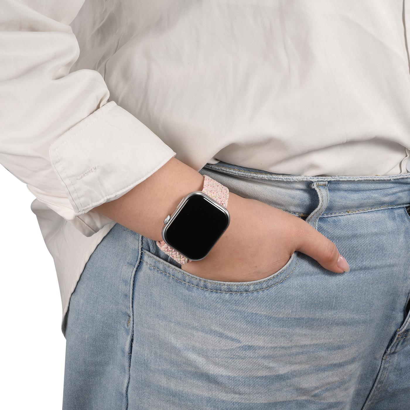 Rosa Nylon Loop Armband an Apple Watch, von vorne gesehen, Person in Jeans.