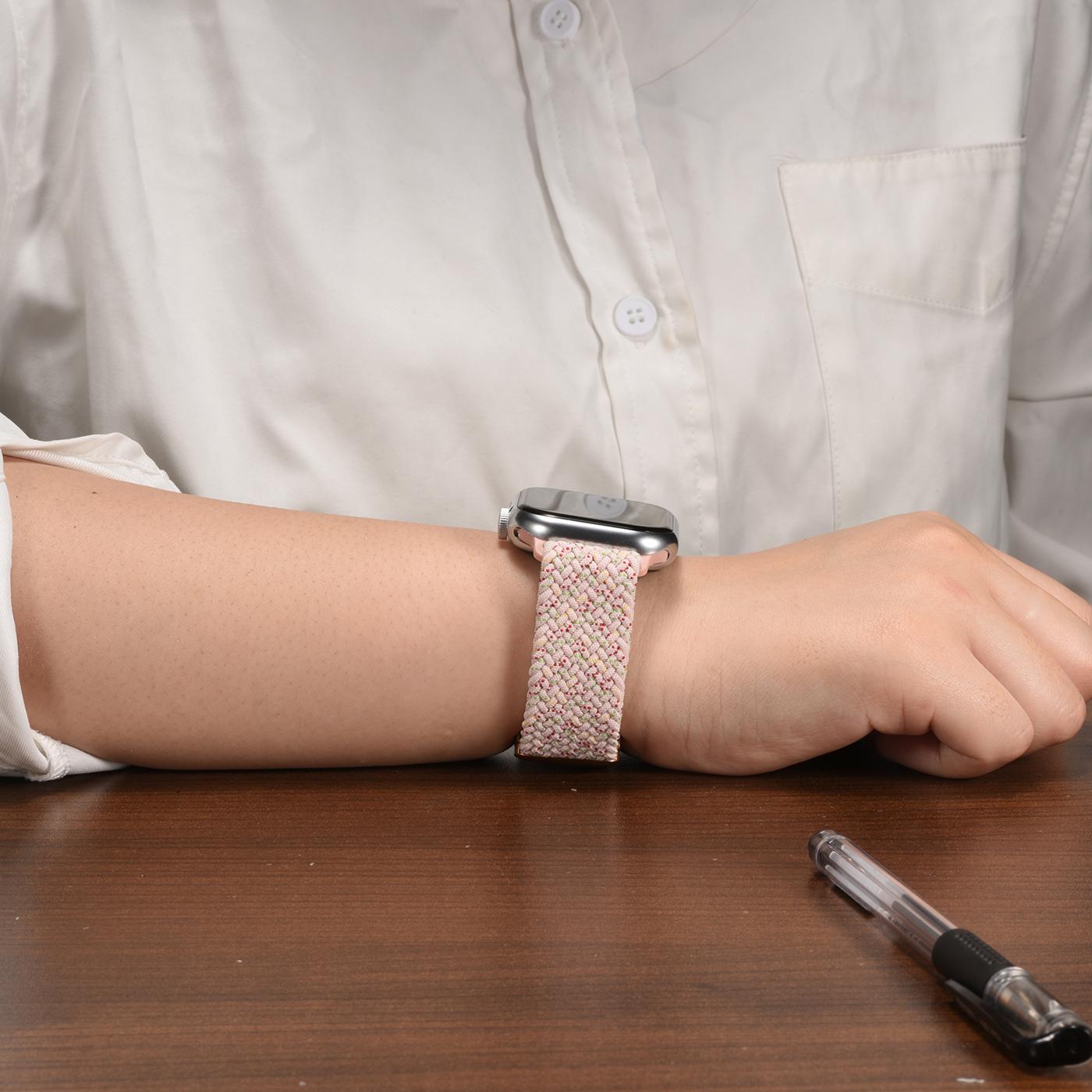 Rosa Nylon Loop Armband an Apple Watch, Nahaufnahme von der Seite.