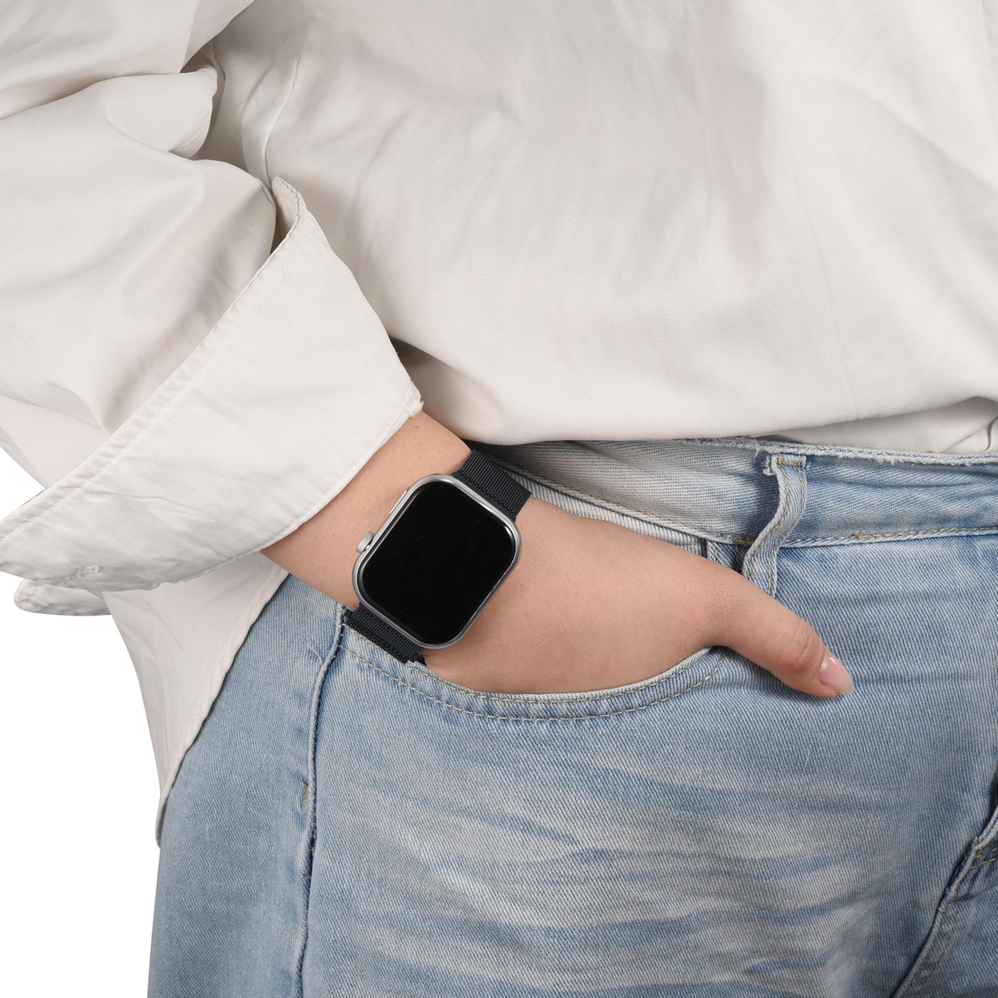 Schwarzes Milanese Edelstahl Armband an Apple Watch, seitliche Ansicht.