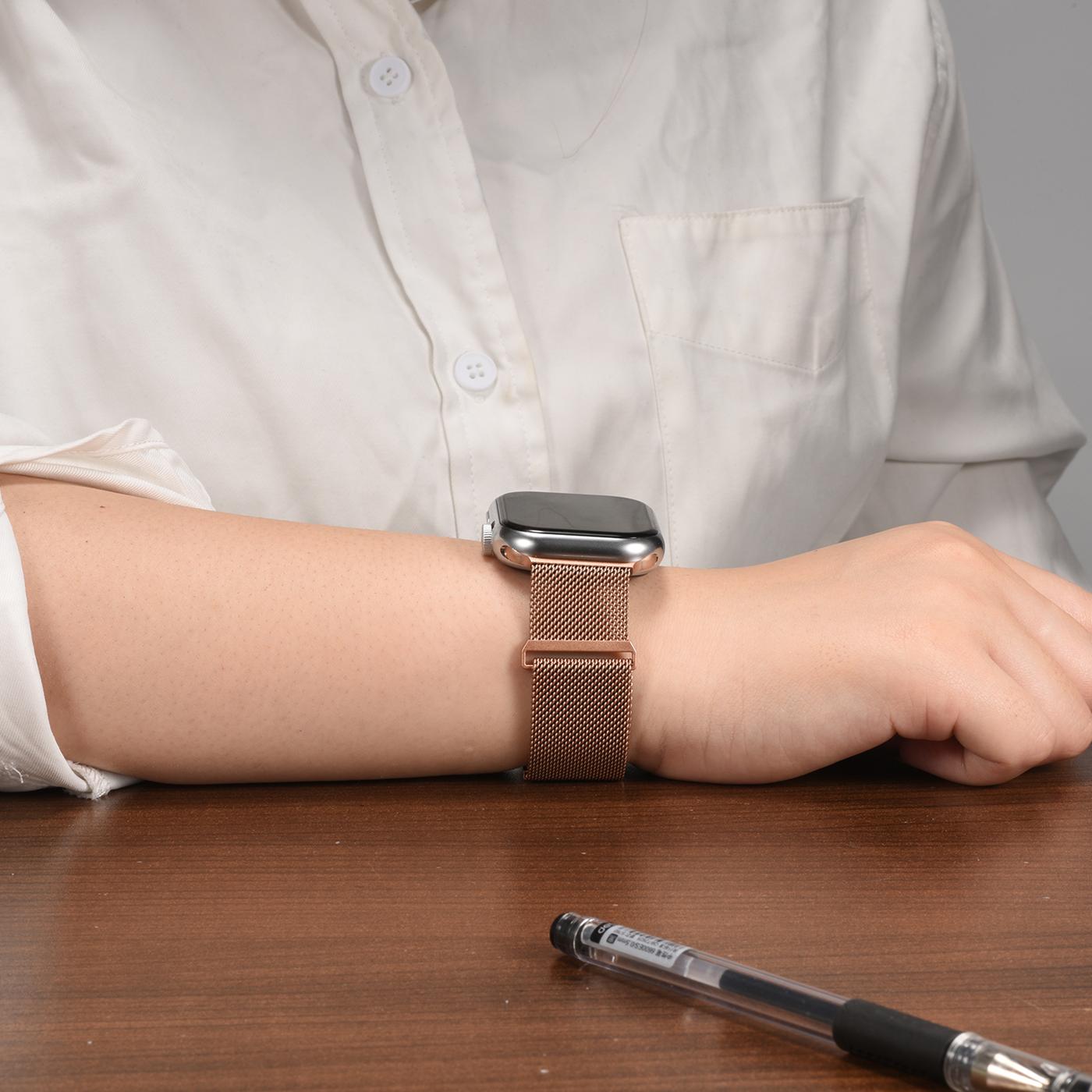 Rosafarbenes Milanese-Edelstahlarmband an Apple Watch, von vorne gesehen.