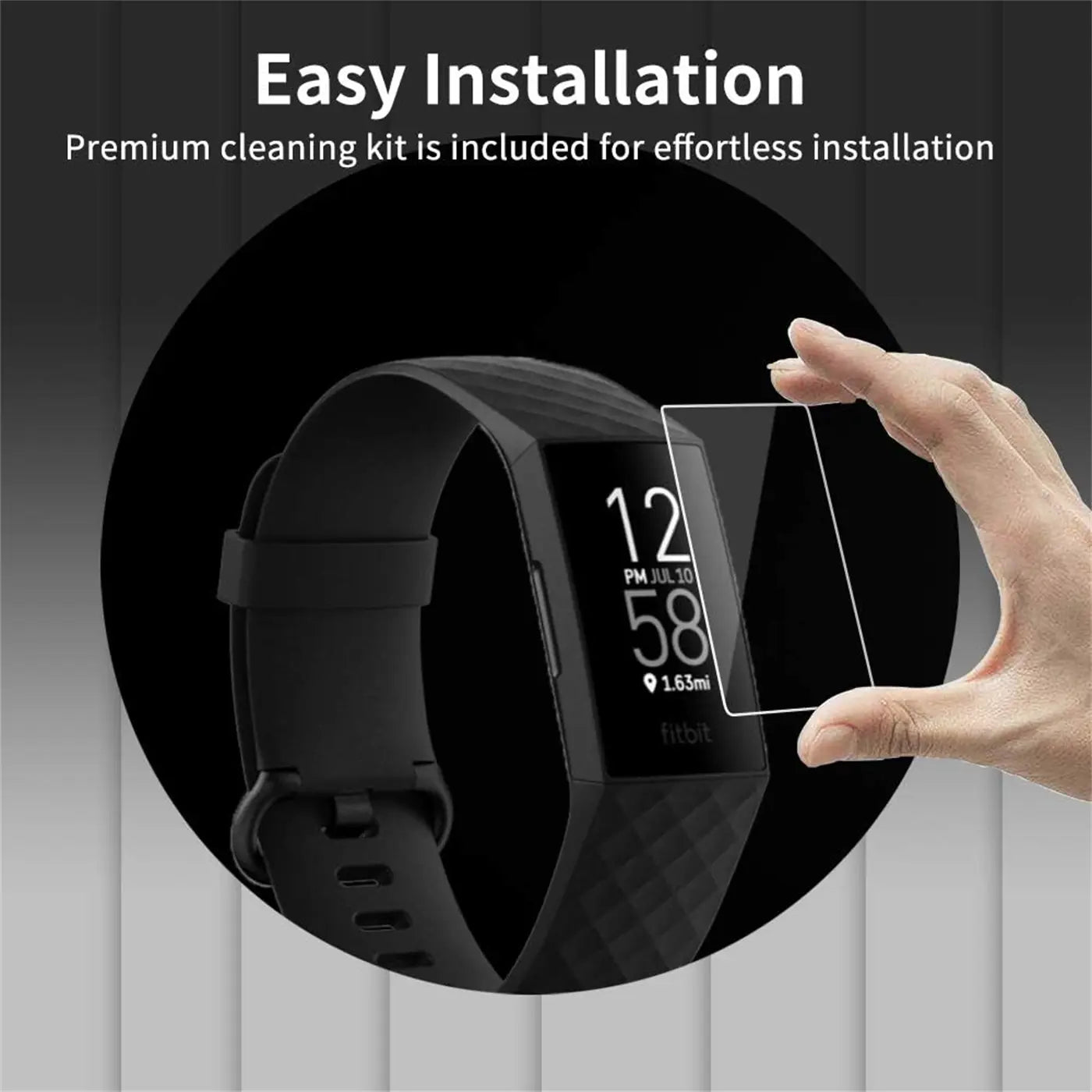 Hand hält transparente Schutzfolie über schwarze Fitbit Smartwatch, leicht schräg von oben.