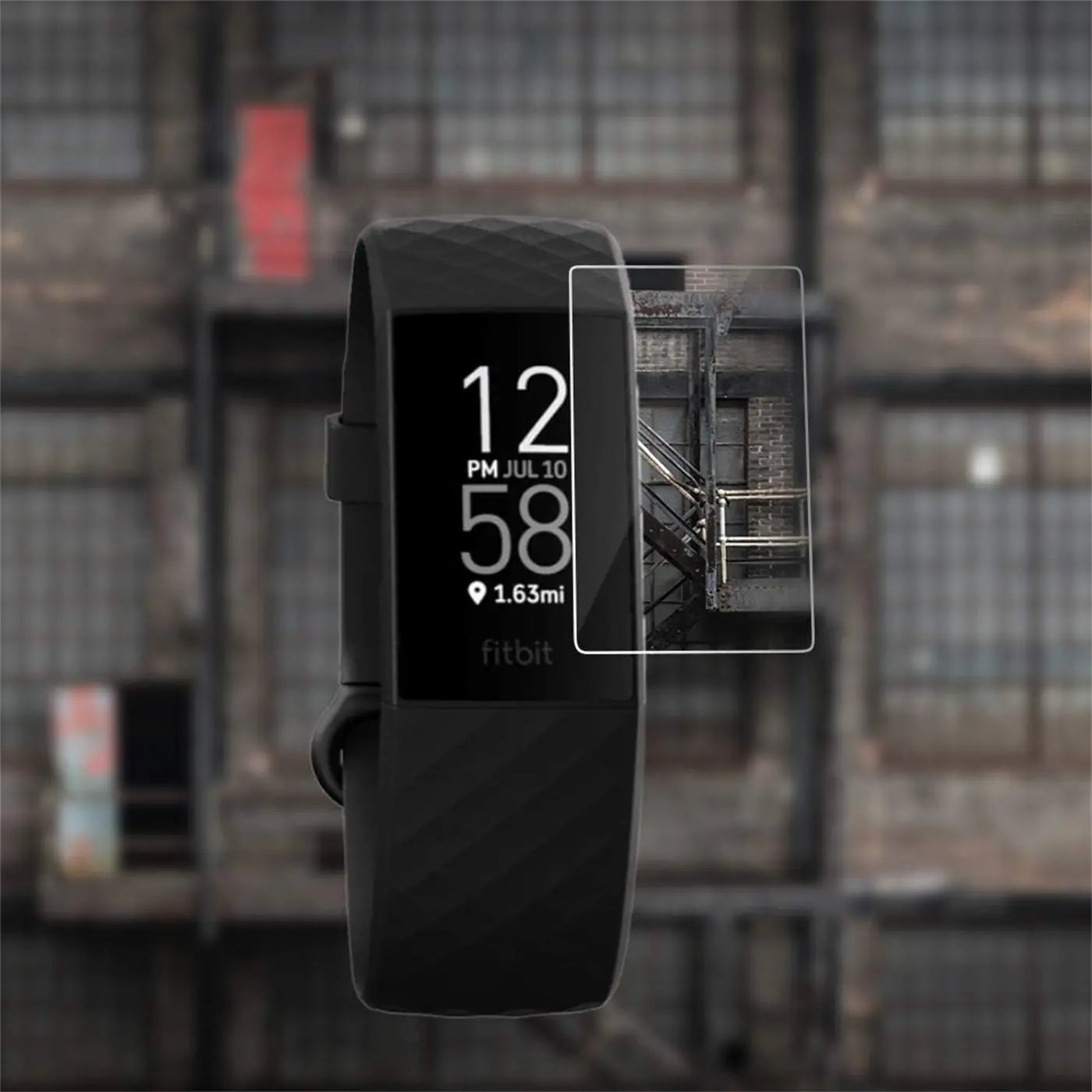 Schutzfolie aus transparentem Kunststoff auf schwarzem Fitbit-Display, zeigt Uhrzeit und Bild einer Treppe. Frontalansicht.