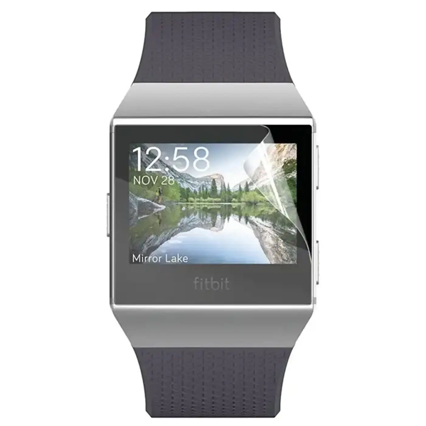 Silberne Fitbit Smartwatch mit dunkelgrauem Armband, frontal. Eine transparente Schutzfolie ist teilweise auf dem Display.