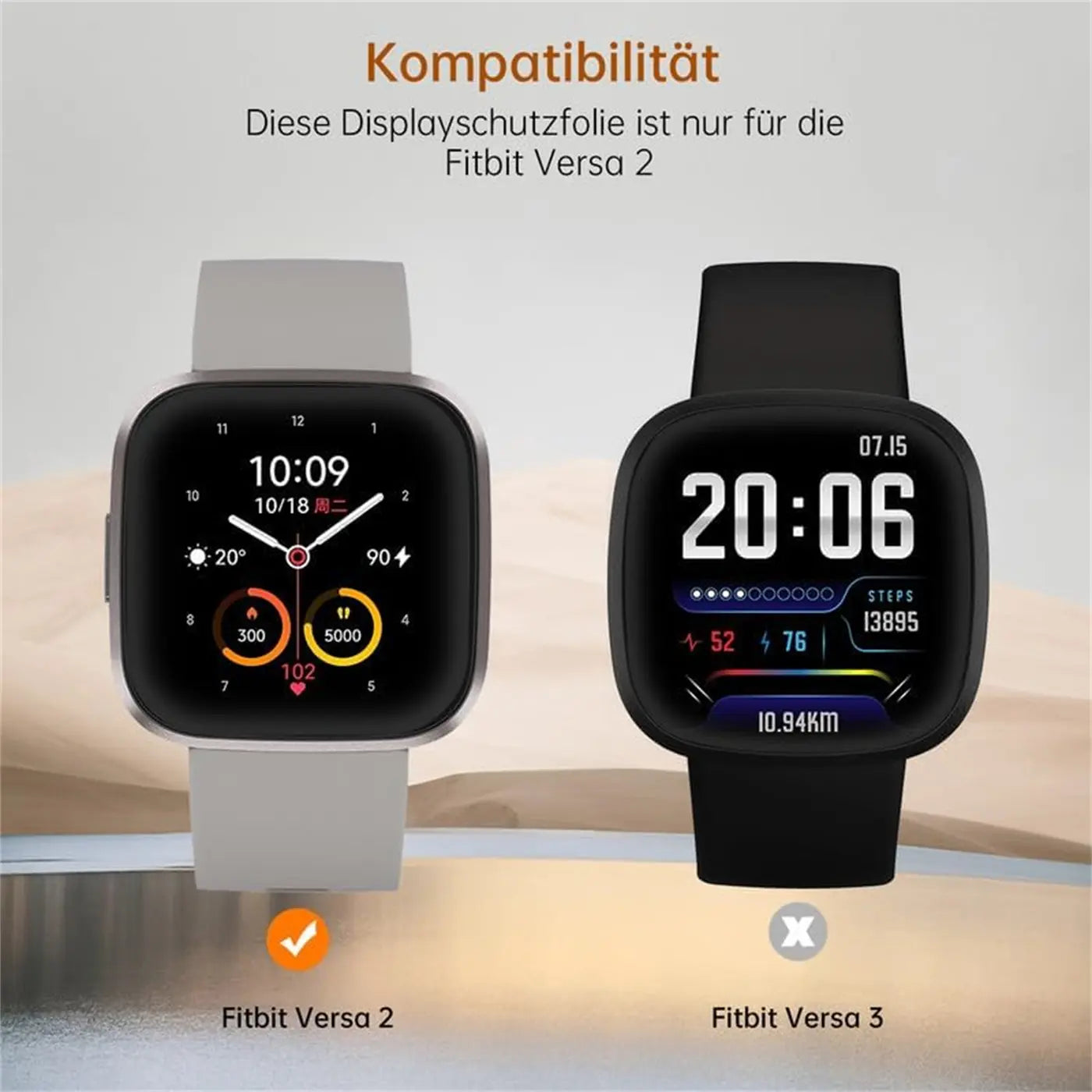Zwei Smartwatches von oben: links eine silberne Fitbit Versa 2 mit grauem Band, rechts eine schwarze Fitbit Versa 3.