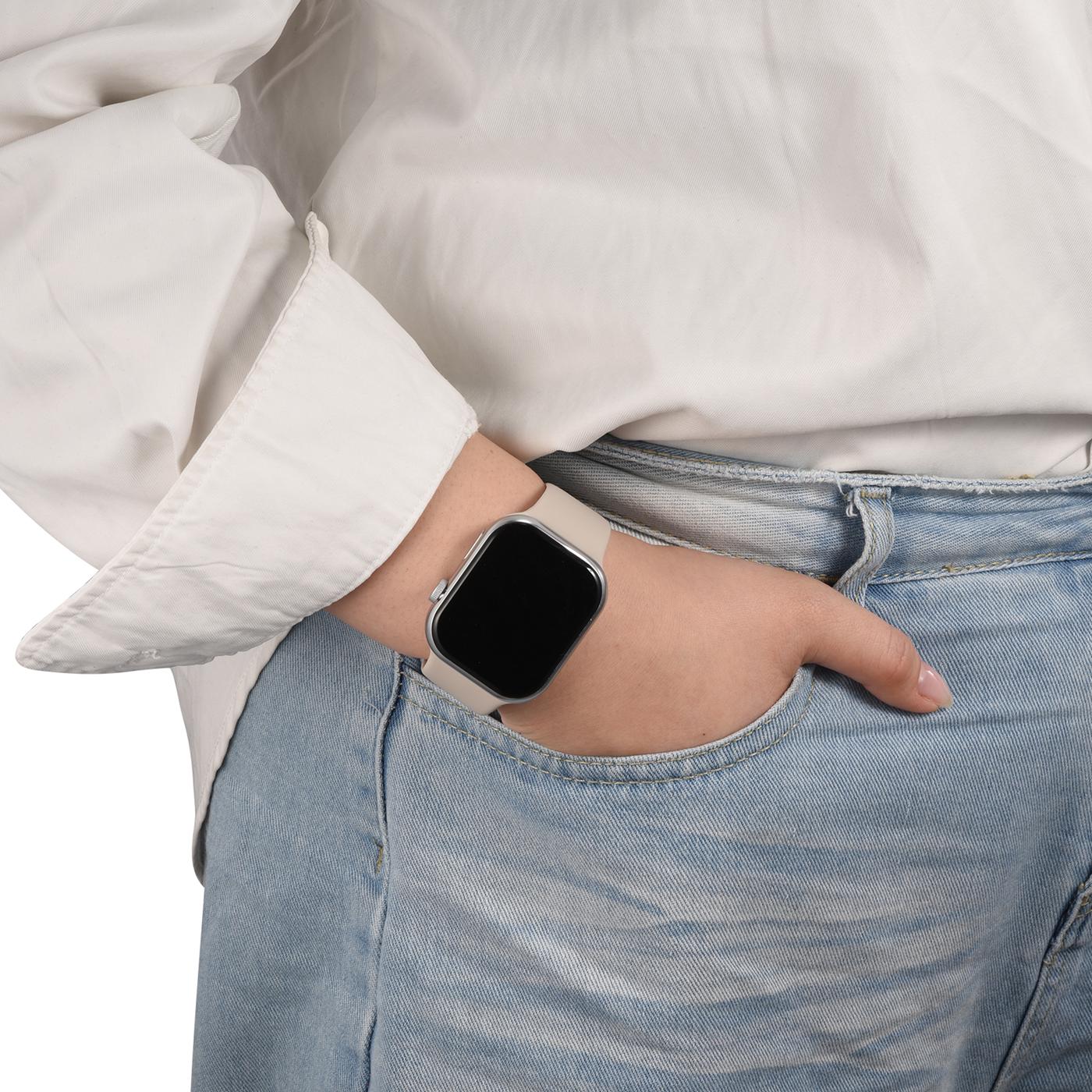 Beiges Silikonarmband mit Butterfly-Verschluss an Apple Watch, von vorne links.