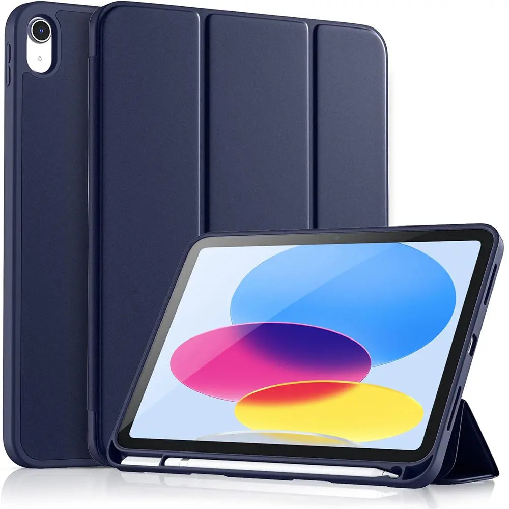 Dunkelblaue Smart Cover Hülle aus Kunstleder für ein 13" iPad Pro (M4) in aufgestellter Position, schräg von vorne.