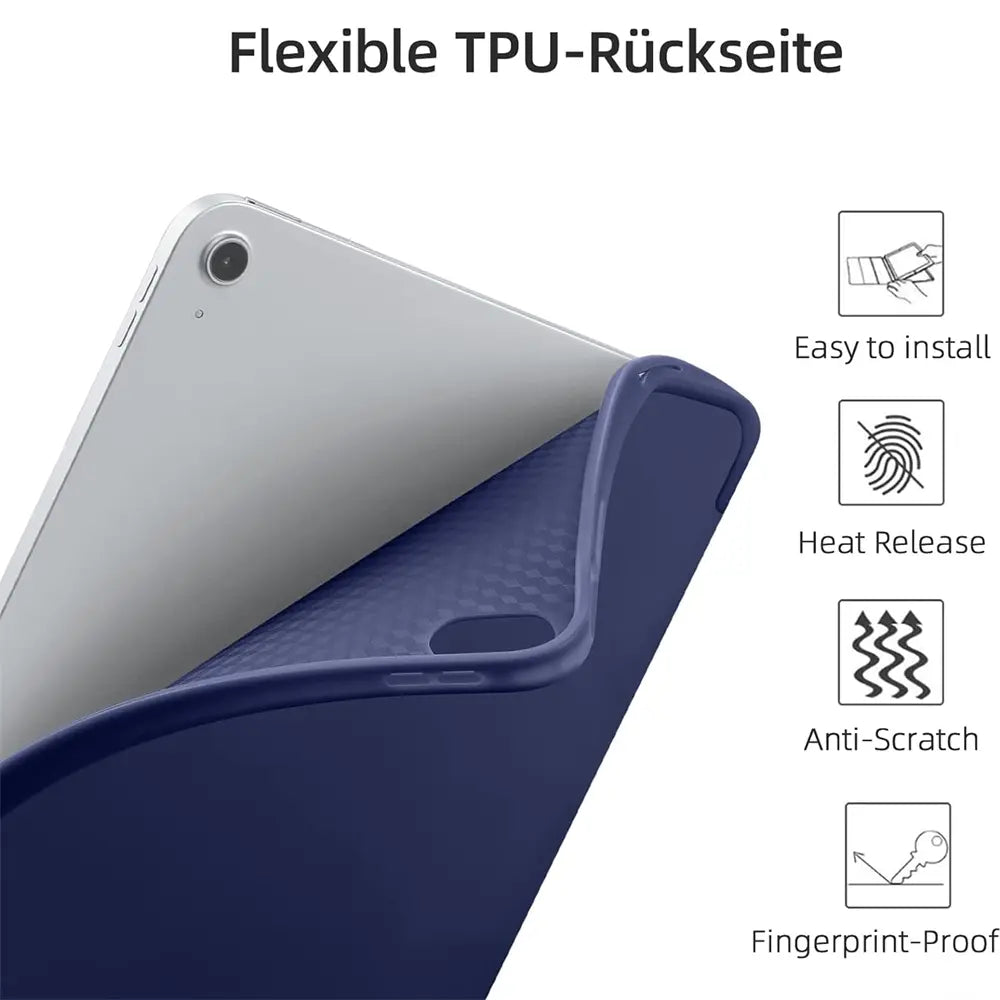 Silbernes 13" iPad Pro (M4) wird schräg von hinten in eine flexible, dunkelblaue TPU-Hülle eingesetzt.