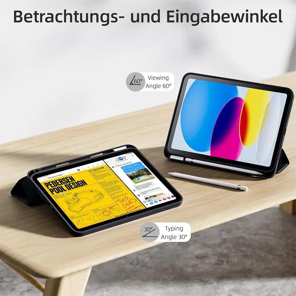 Zwei schwarze 11" iPad Pro (M4) in Smart Cover Hüllen auf Holztisch, eines aufrecht (60°), eines flach (30°).