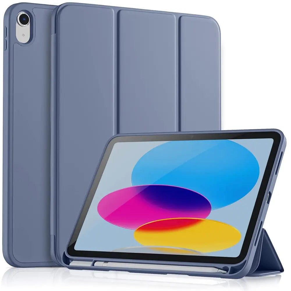 Drei blaue Smart Cover aus Kunstleder für ein 11" iPad Pro (M4). Eines offen als Ständer, zwei geschlossen im Hintergrund.