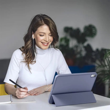 Smart Book Cover für iPad Air 6 13 / iPad Pro 12.8 in Grau – Wake-&-Sleep-Funktion, Stifthalter & flexible Aufstellmöglichkeiten.