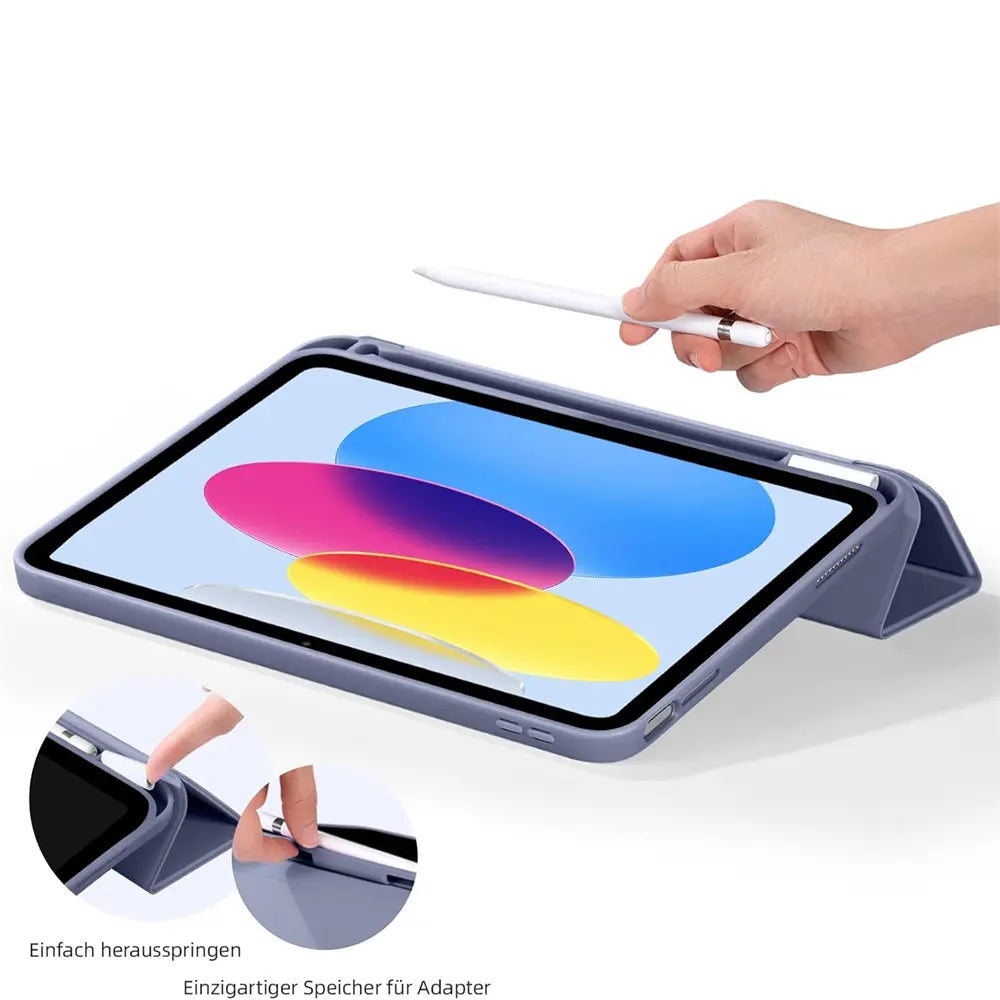 Graues Smart Cover mit Stifthalterung auf einem Tablet, von schräg oben.