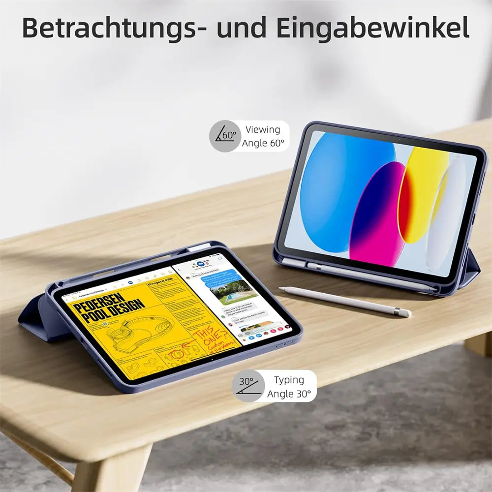 Zwei blaue iPad Pro (M4) in Smart Cover Hüllen auf Holztisch. Eines steht (60°), das andere liegt (30°).
