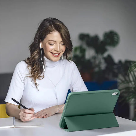 Smart Book Cover für iPad Pro 13 (2024) in Grün – Wake-&-Sleep-Funktion, Stifthalter & flexible Aufstellmöglichkeiten.