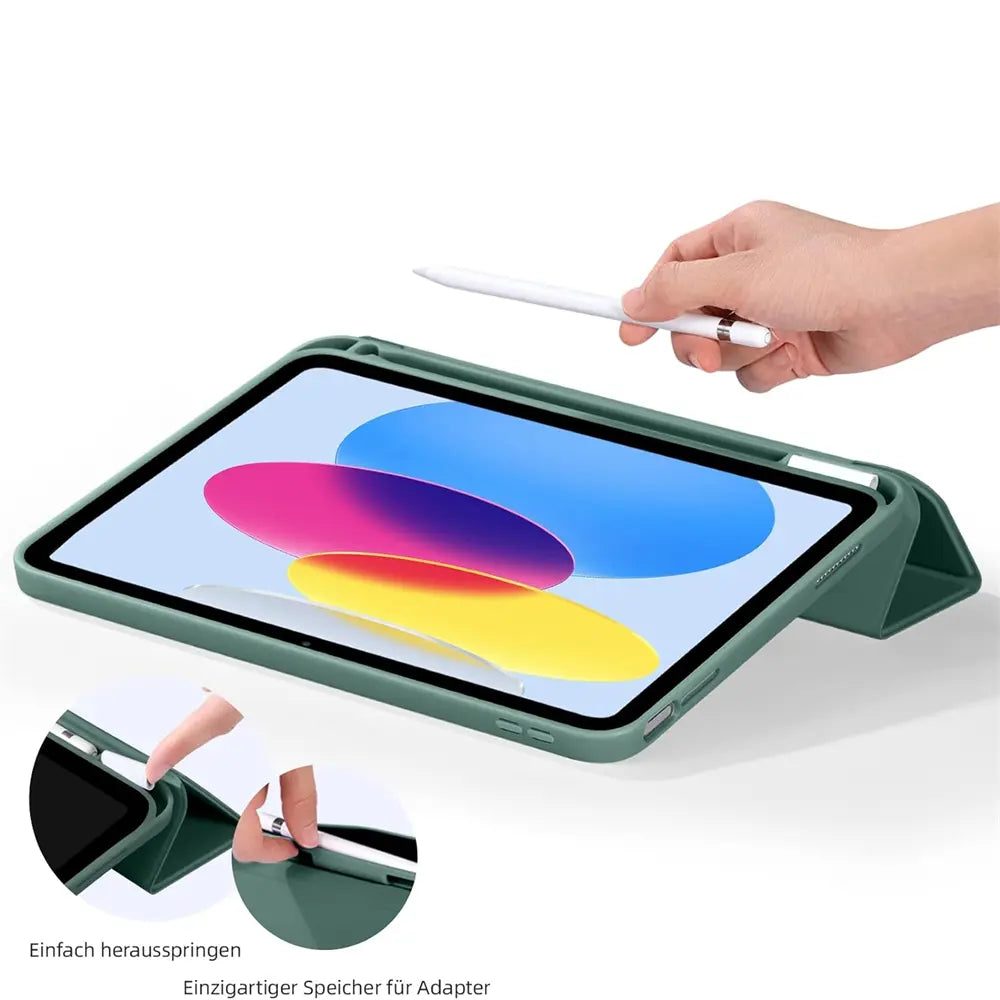 Grünes Kunstleder Smart Cover für 13" iPad Pro (M4) mit Stifthalter, seitlich von oben. Hand hält weißen Stift.