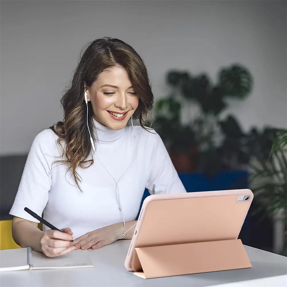 Rosa iPad Air/Pro Hülle aus Leder, von vorne, mit Ständerfunktion.